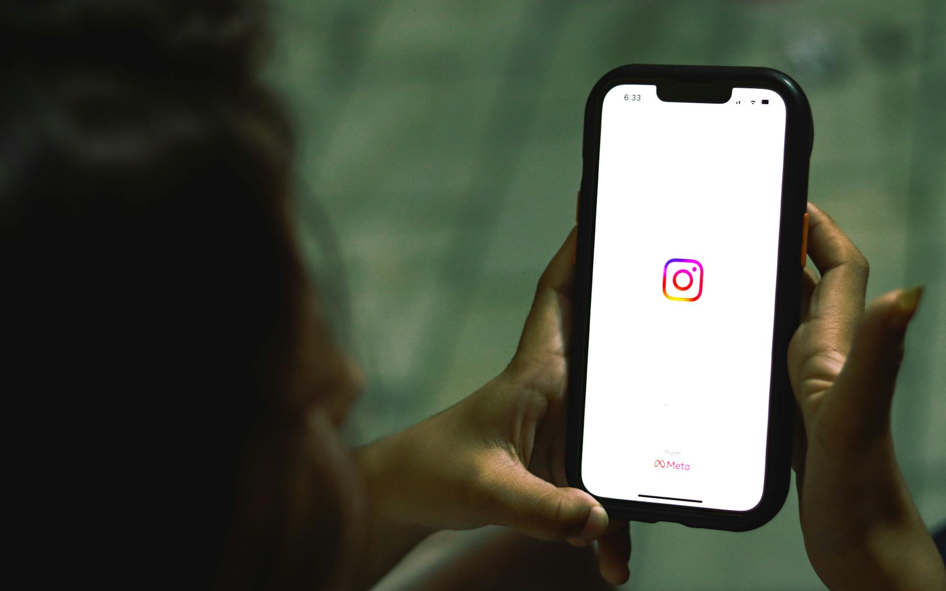 Instagram cargando en un móvil | Fuente: Pexels