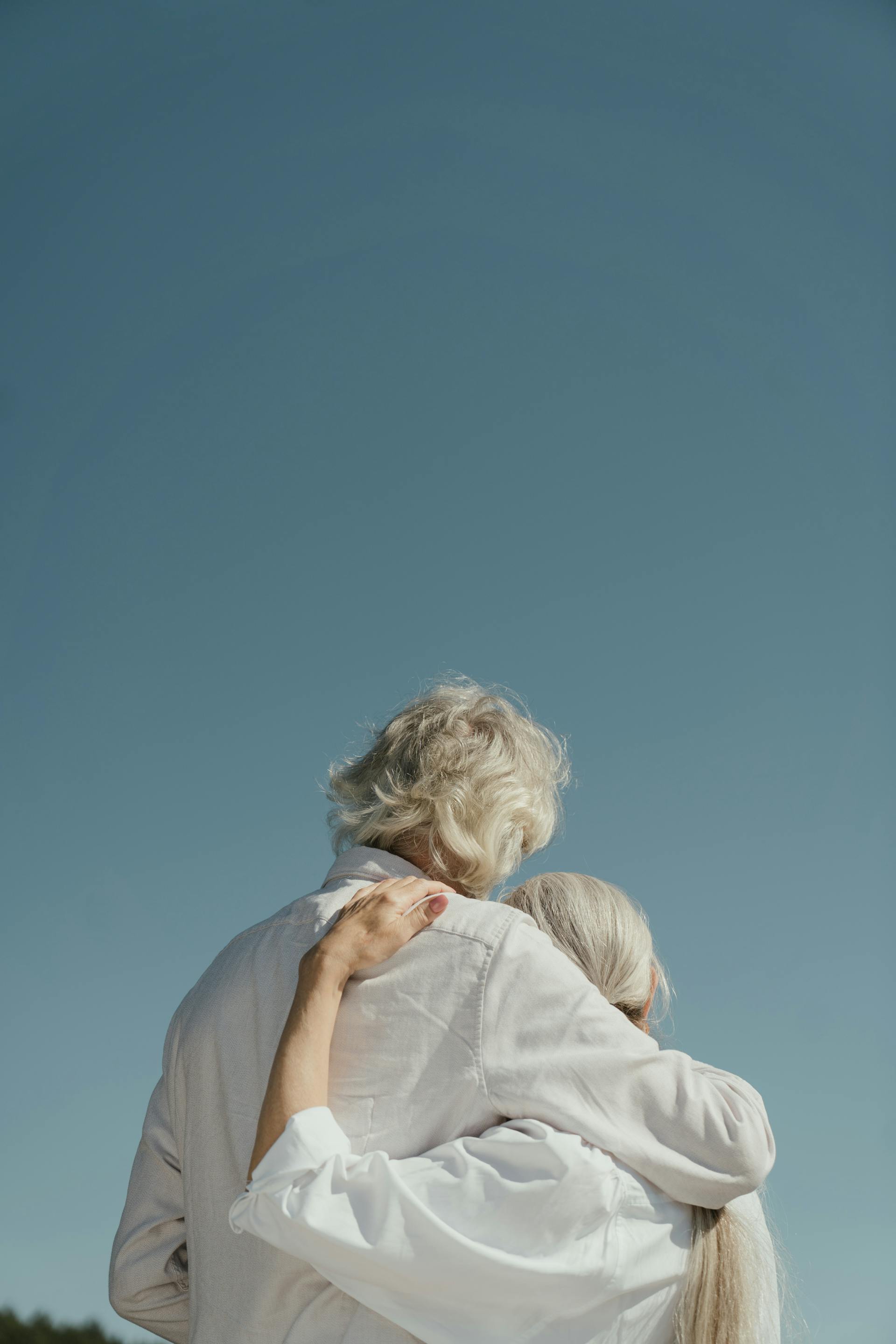 Una pareja de ancianos abrazándose | Fuente: Pexels