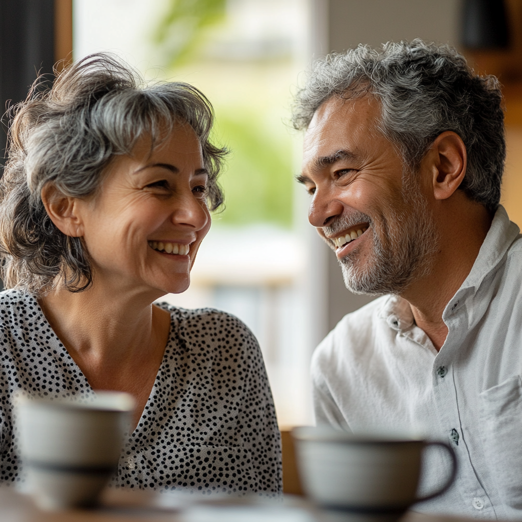 Una mujer sonriente charlando con un hombre | Fuente: Midjourney