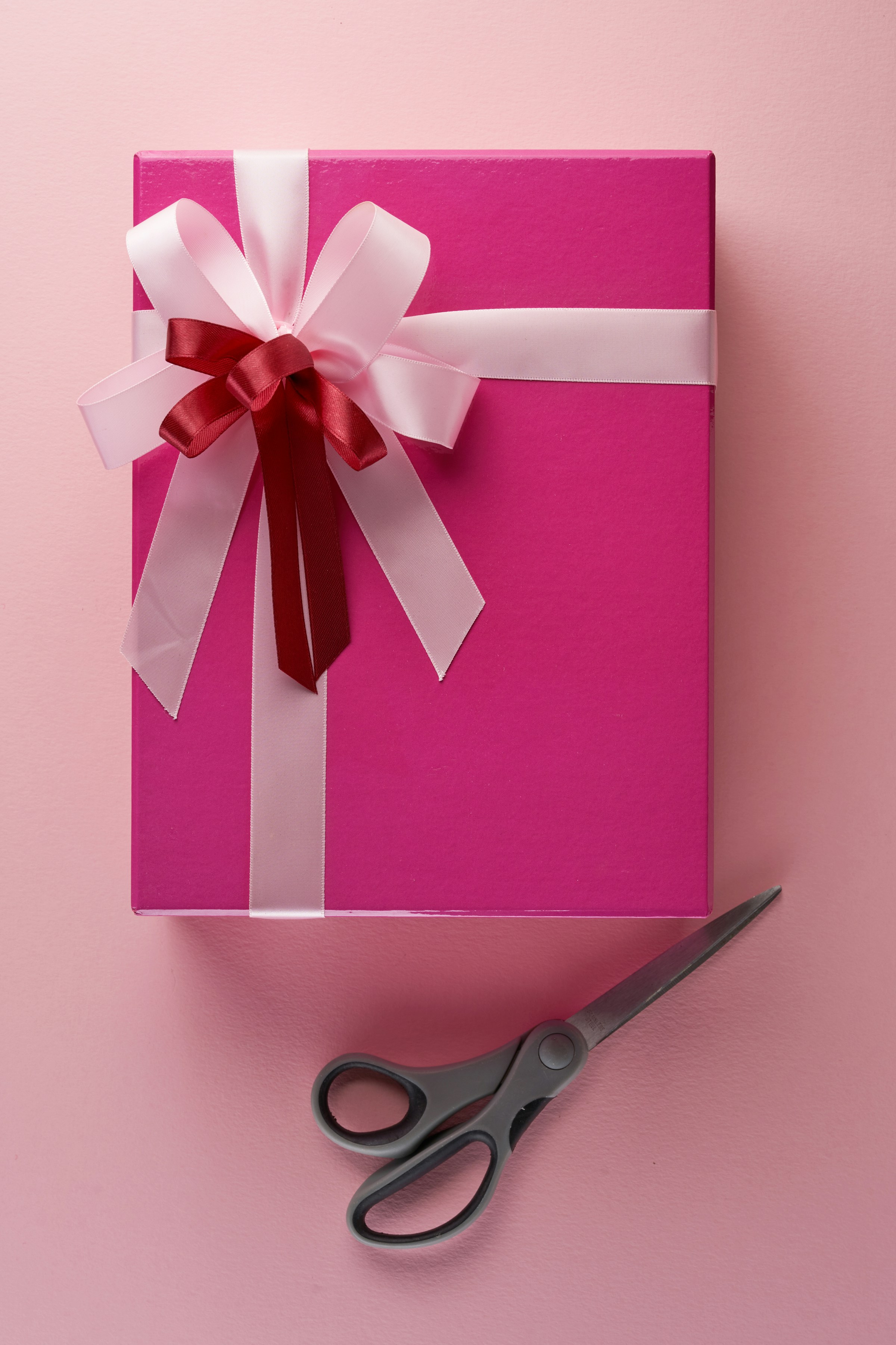 Una caja de regalo rosa | Foto: Unsplash