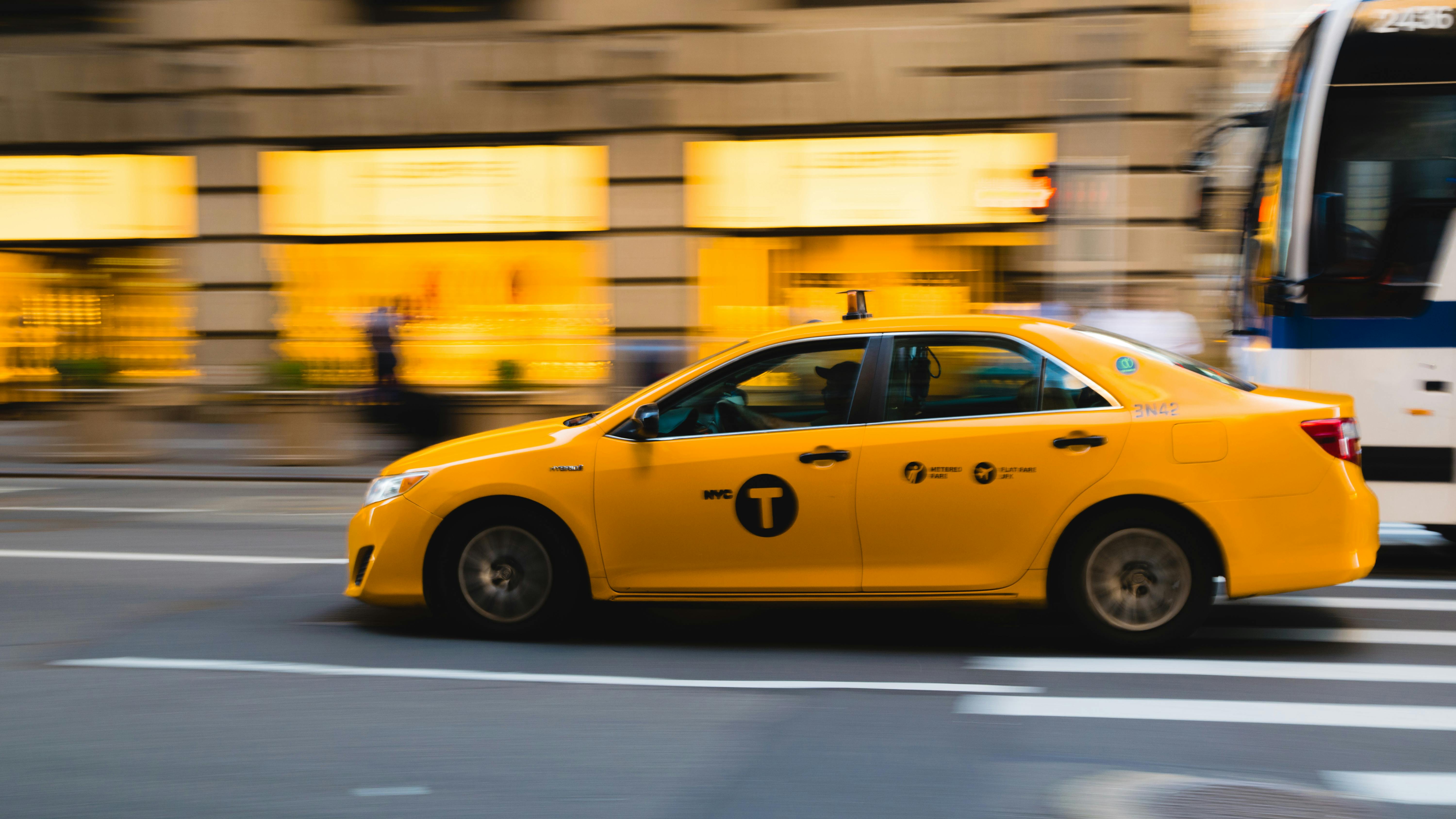 Taxi amarillo rodando | Foto: Pexels