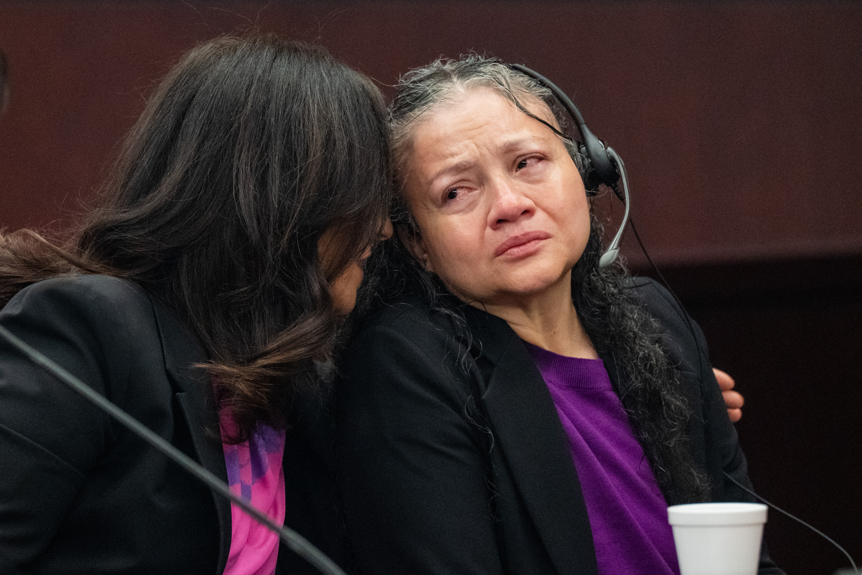 Carmen Mejía recibe consuelo de su abogada, Vanessa Potkin, directora de litigios especiales del Innocence Project, durante su audiencia de exoneración en el Tribunal Penal del Distrito 460 del Condado de Travis en Austin, el lunes 9 de marzo de 2026. | Fuente: Getty Images
