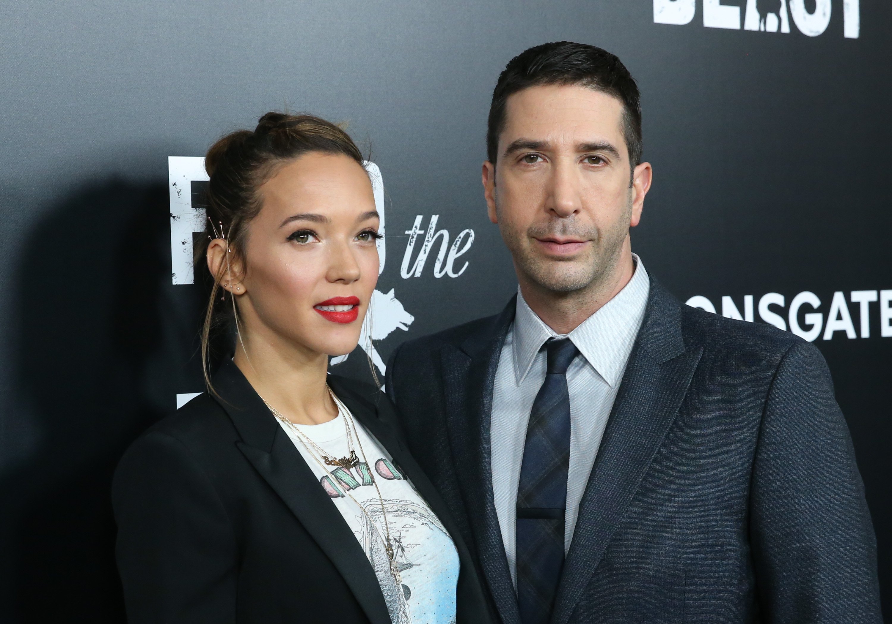 Zoë Buckman y David Schwimmer en la proyección de la película