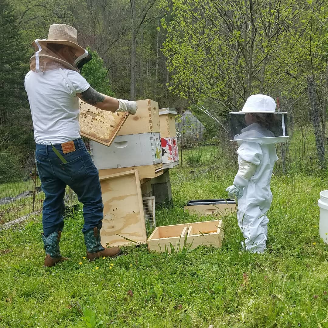 Knox Petrucci y uno de los hijos de Alison Wisely cuidando abejas, de un post fechado el 2 de octubre de 2024 | Fuente: Facebook/brianapy