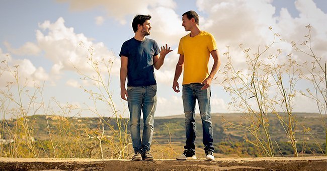 Dos jóvenes hablando. | Imagen: Shutterstock