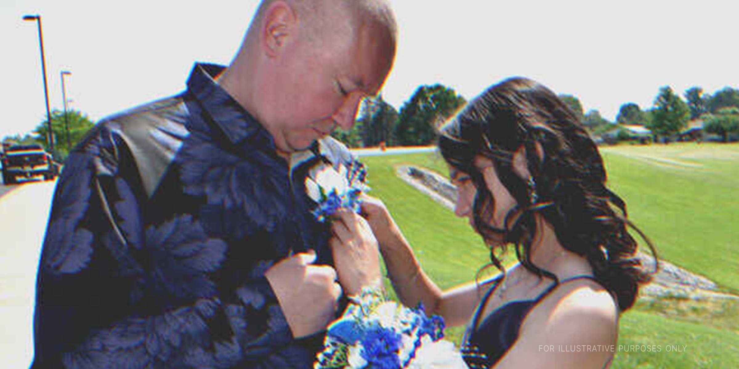 Chica joven prendiendo flores en la camisa de un hombre mayor | Foto: Shutterstock