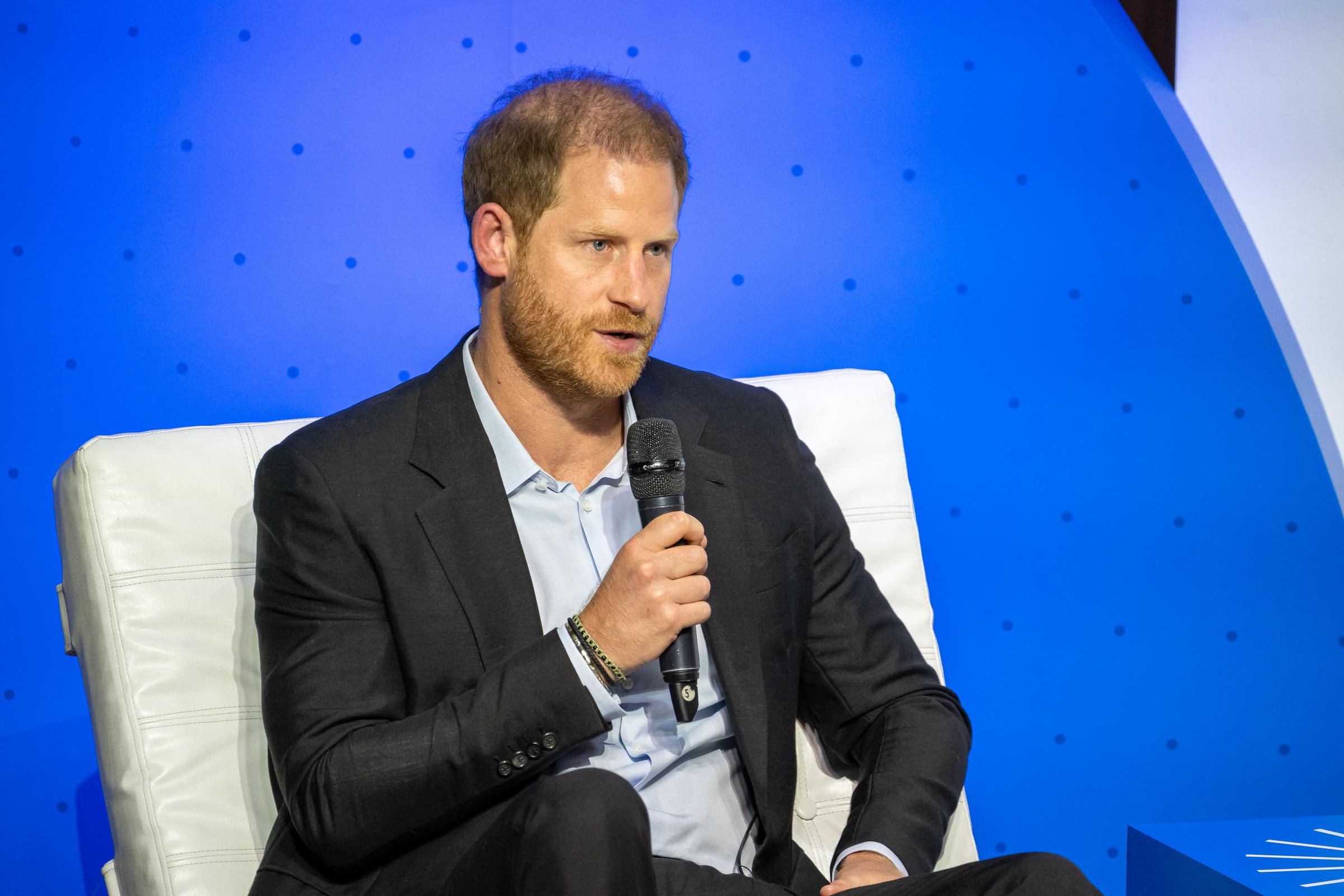 El príncipe Harry habla durante un foro sobre responsabilidad digital en la Universidad EAN de Bogotá, Colombia, el 15 de agosto de 2024 | Fuente: Getty Images