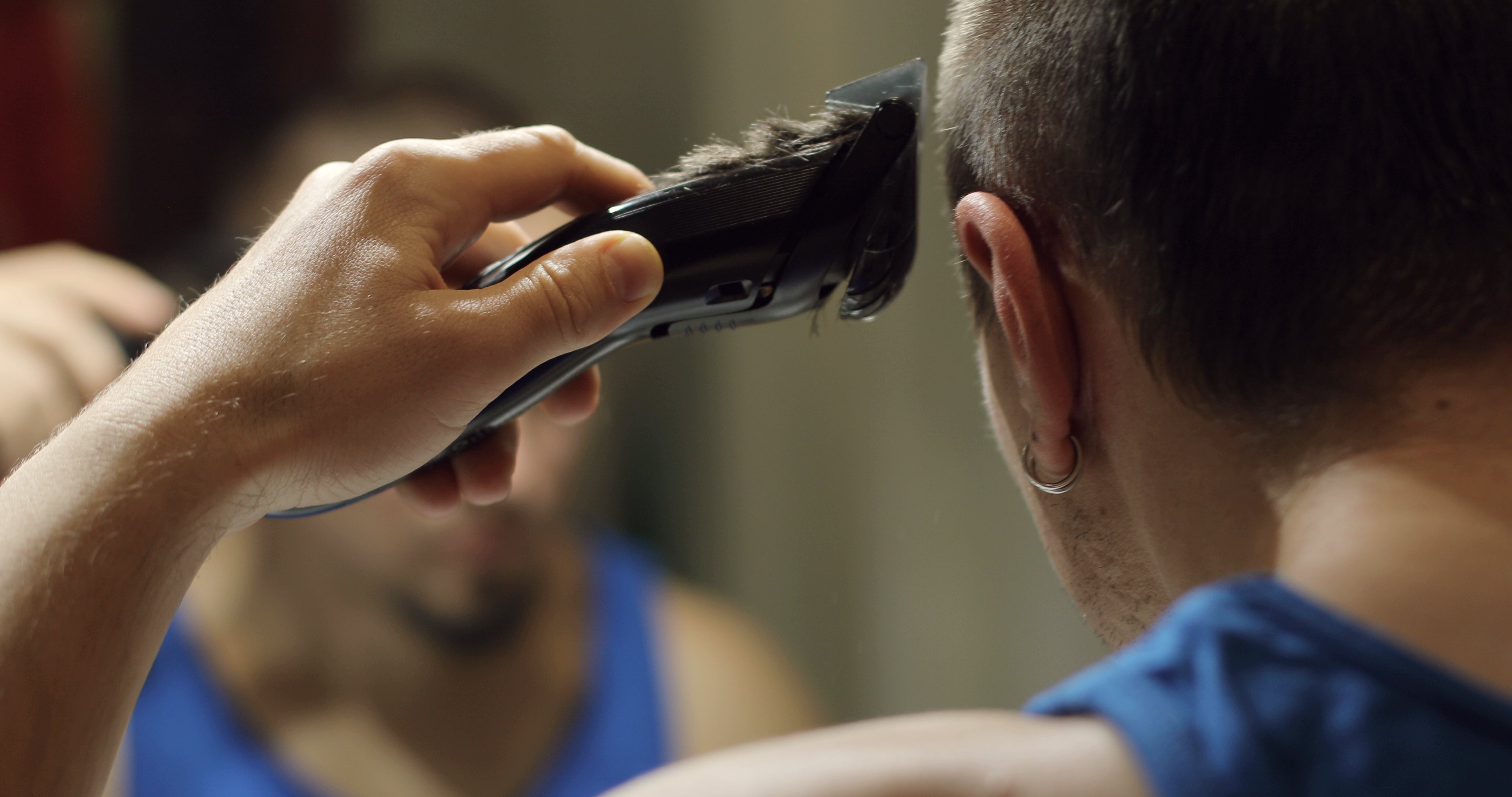 Hombre afeita su cabeza. | Foto: Shutterstock