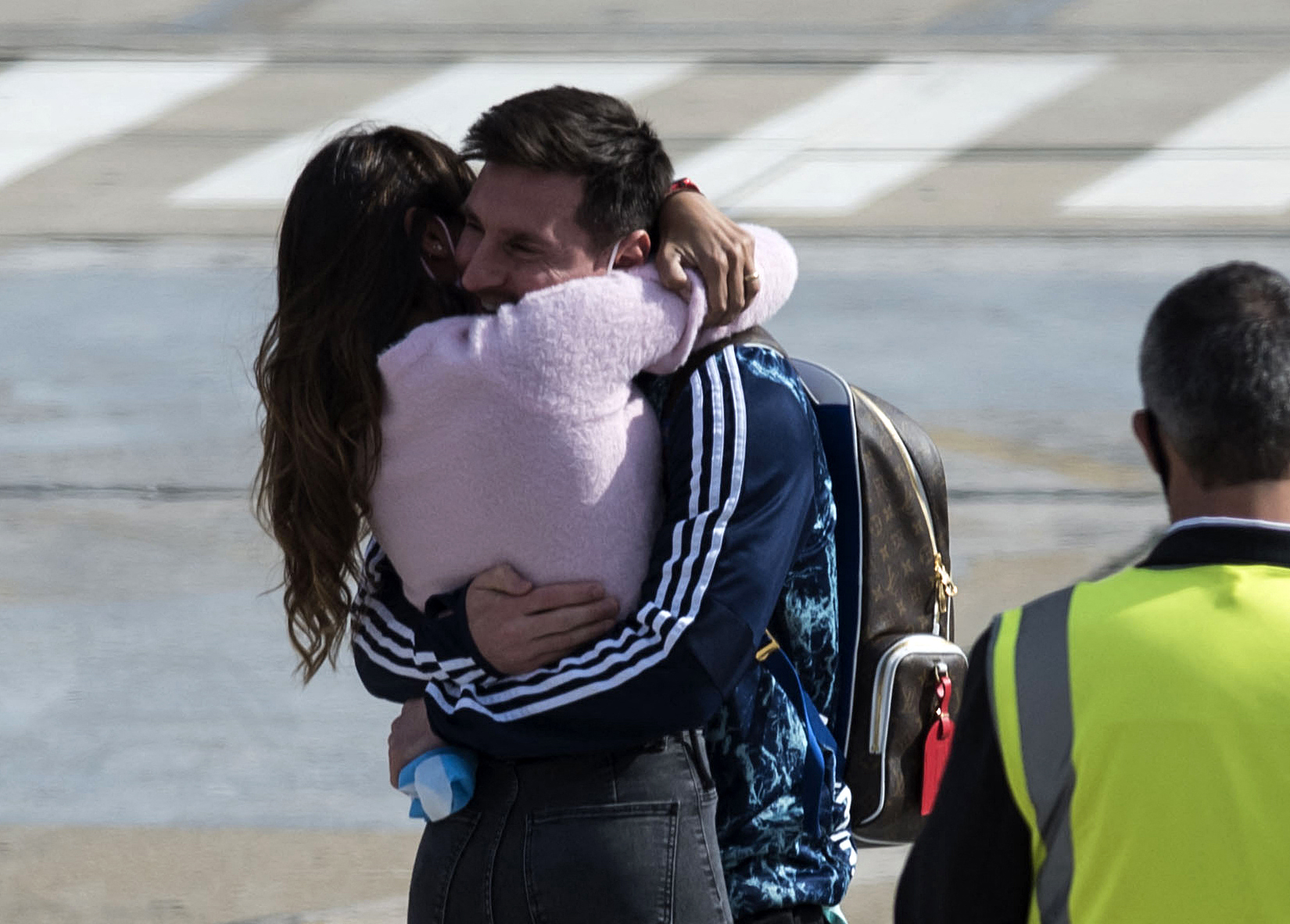 Lionel Messi es abrazado por su esposa Antonela Roccuzzo a su llegada al aeropuerto Islas Malvinas en Rosario, provincia de Santa Fe, Argentina, el 11 de julio de 2021, después de que Argentina ganara la final de la Copa América de fútbol 2021 contra Brasil. | Fuente: Getty Images