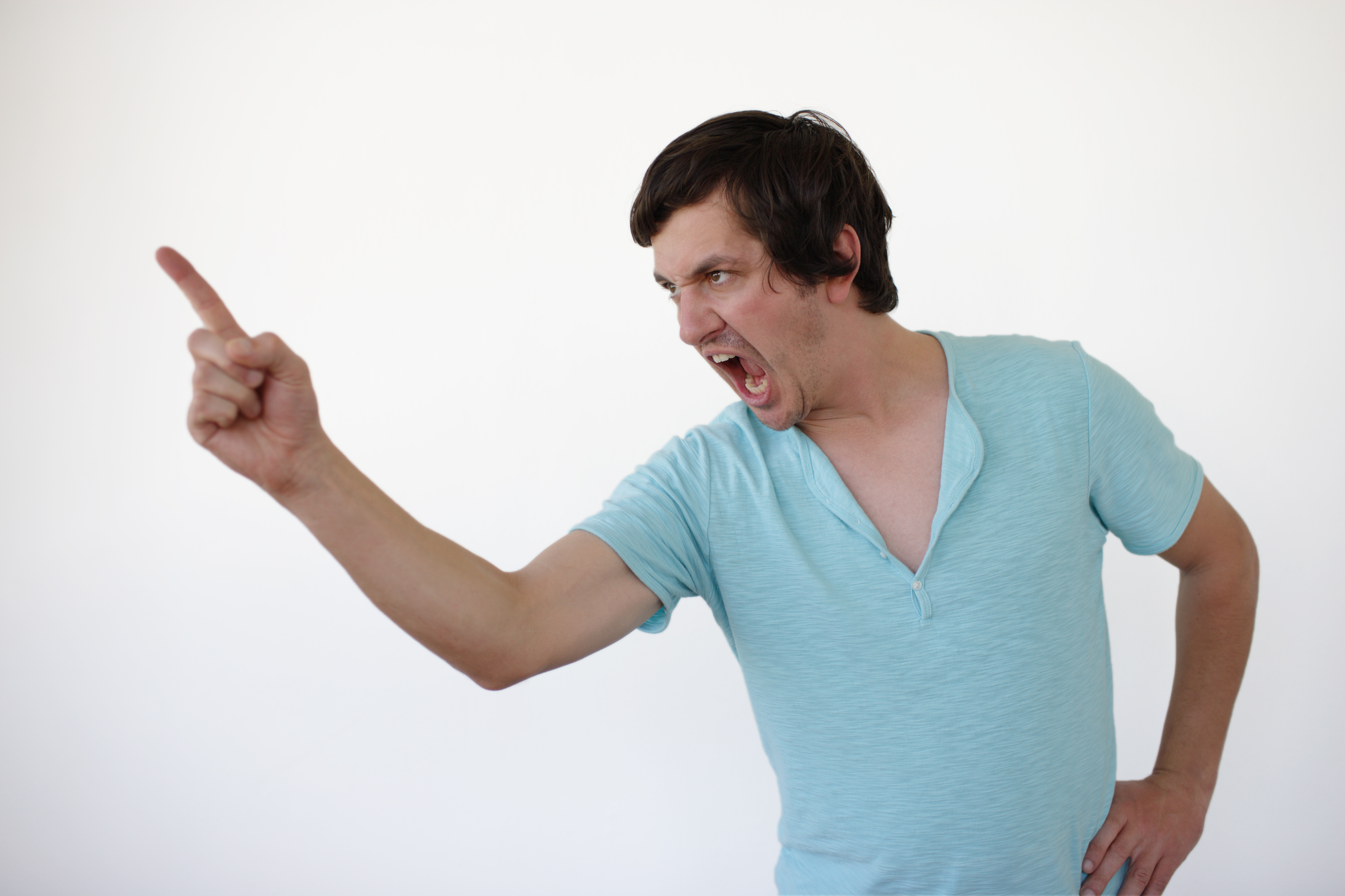Hombre gritando a alguien | Fuente: Getty Images