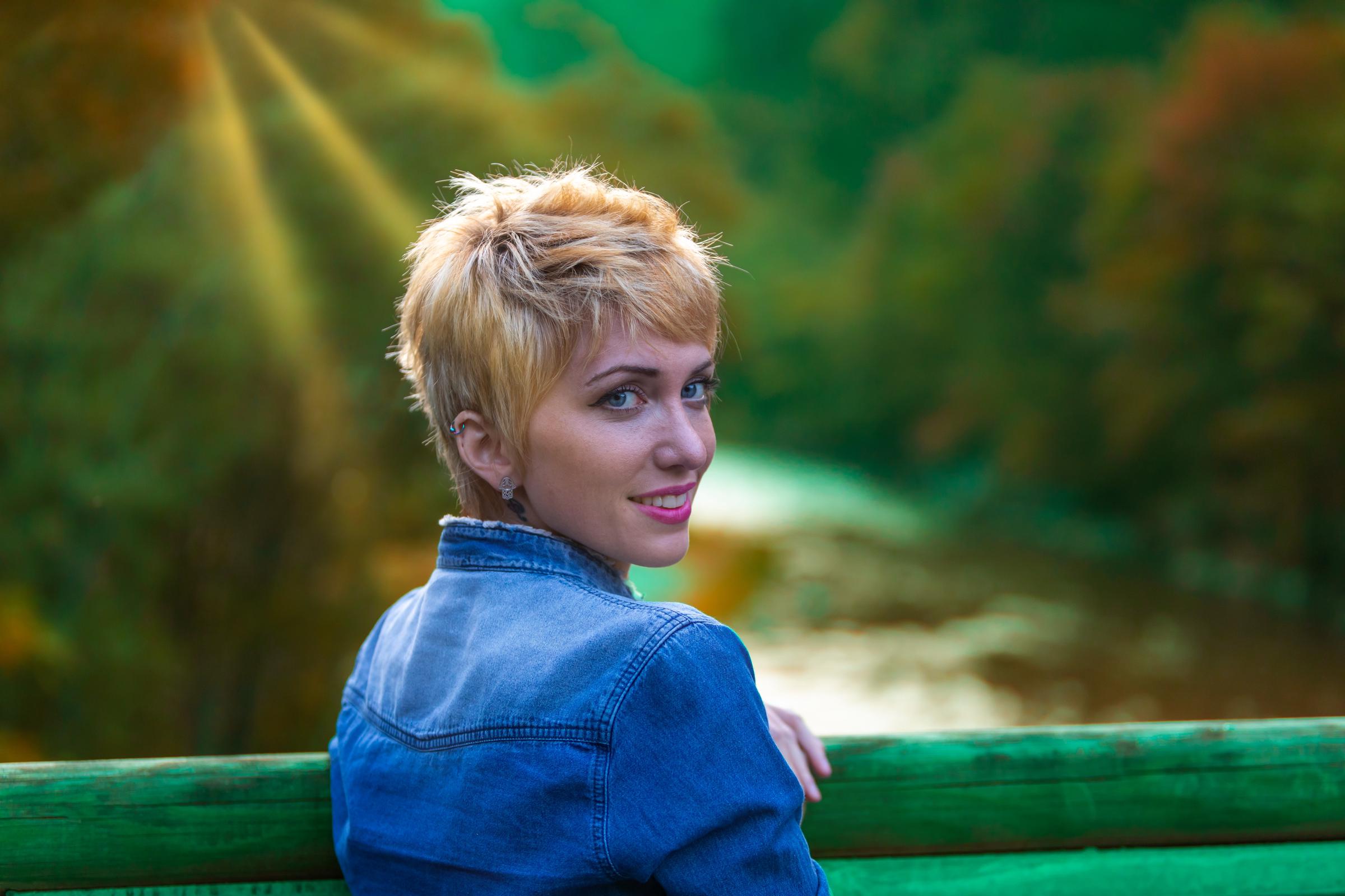 Una mujer mirando por encima del hombro | Fuente: Shutterstock