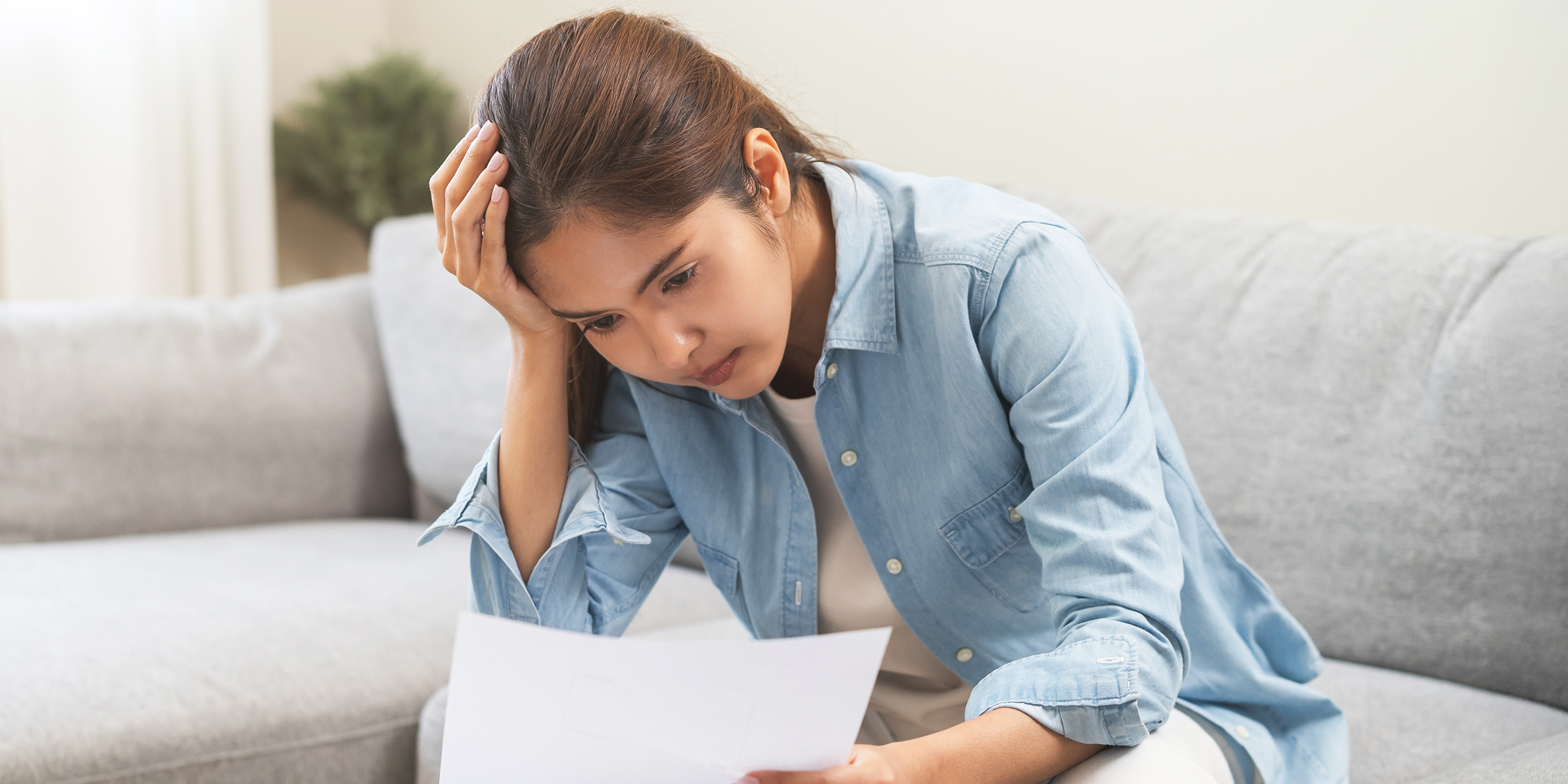 Una mujer mirando un documento | Fuente: Shutterstock