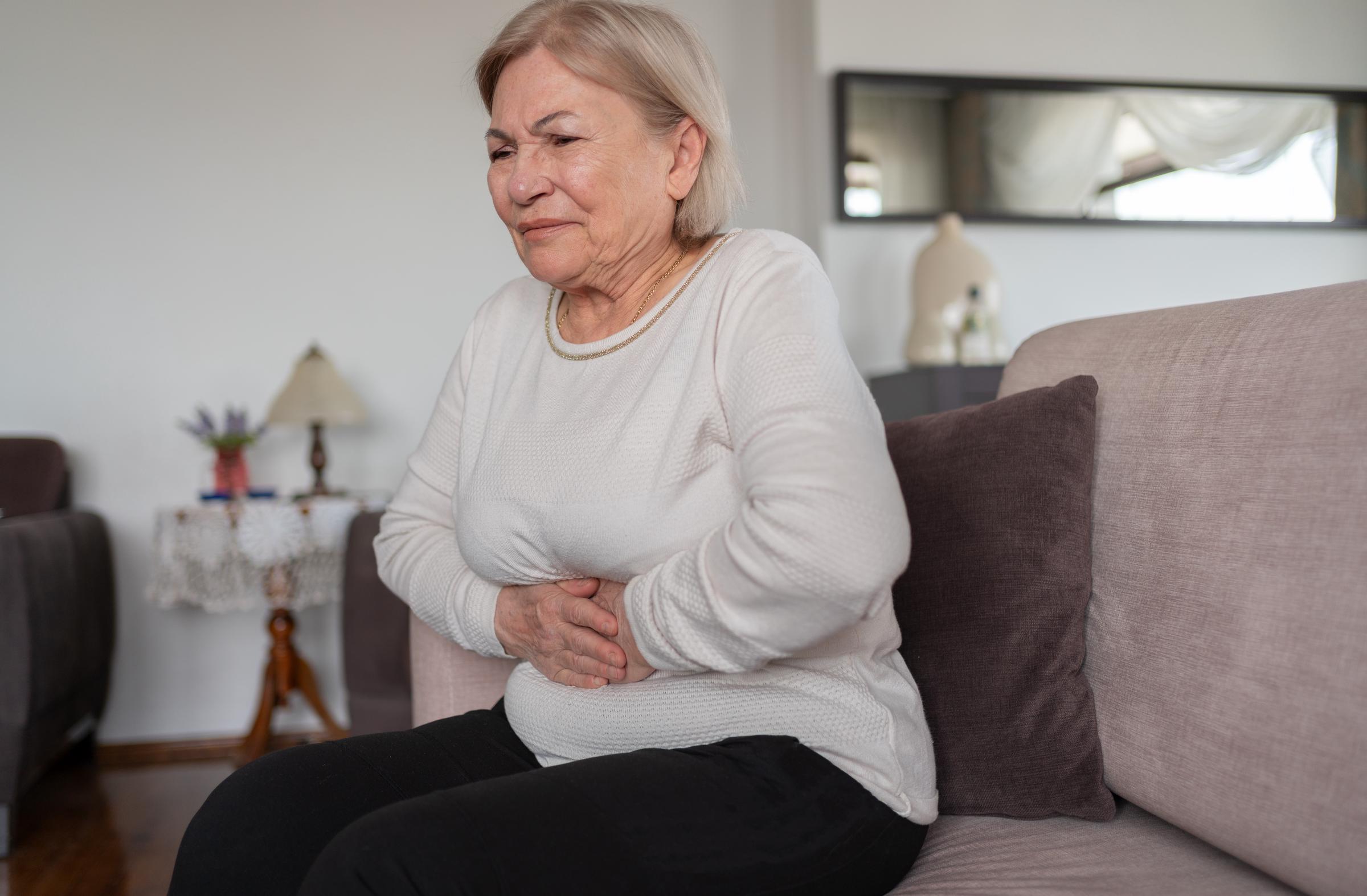 Una mujer sufre dolor abdominal | Fuente: Getty Images