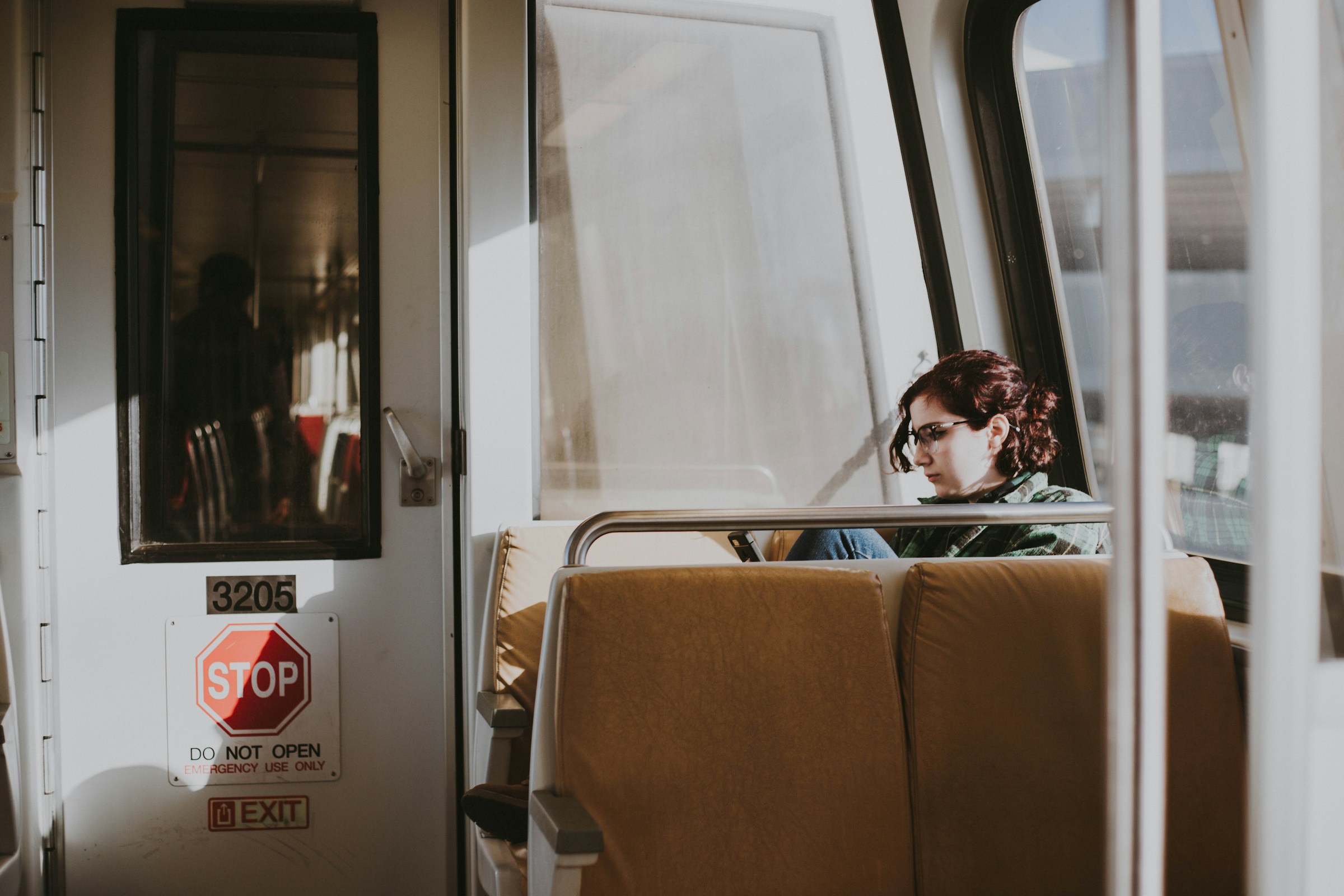 Una mujer sentada en un tren | Foto: Unsplash