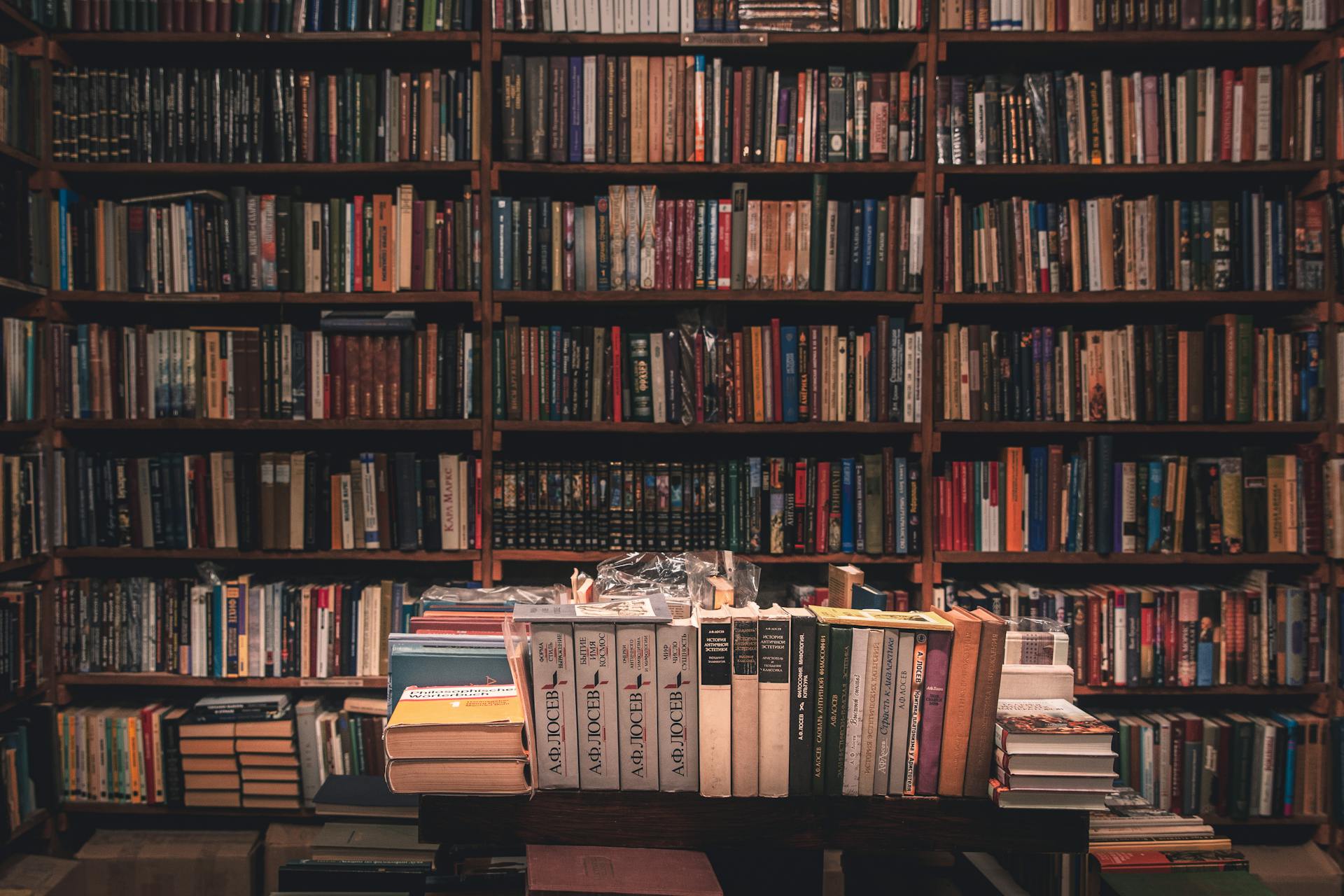 Estanterías en una biblioteca | Foto: Pexels