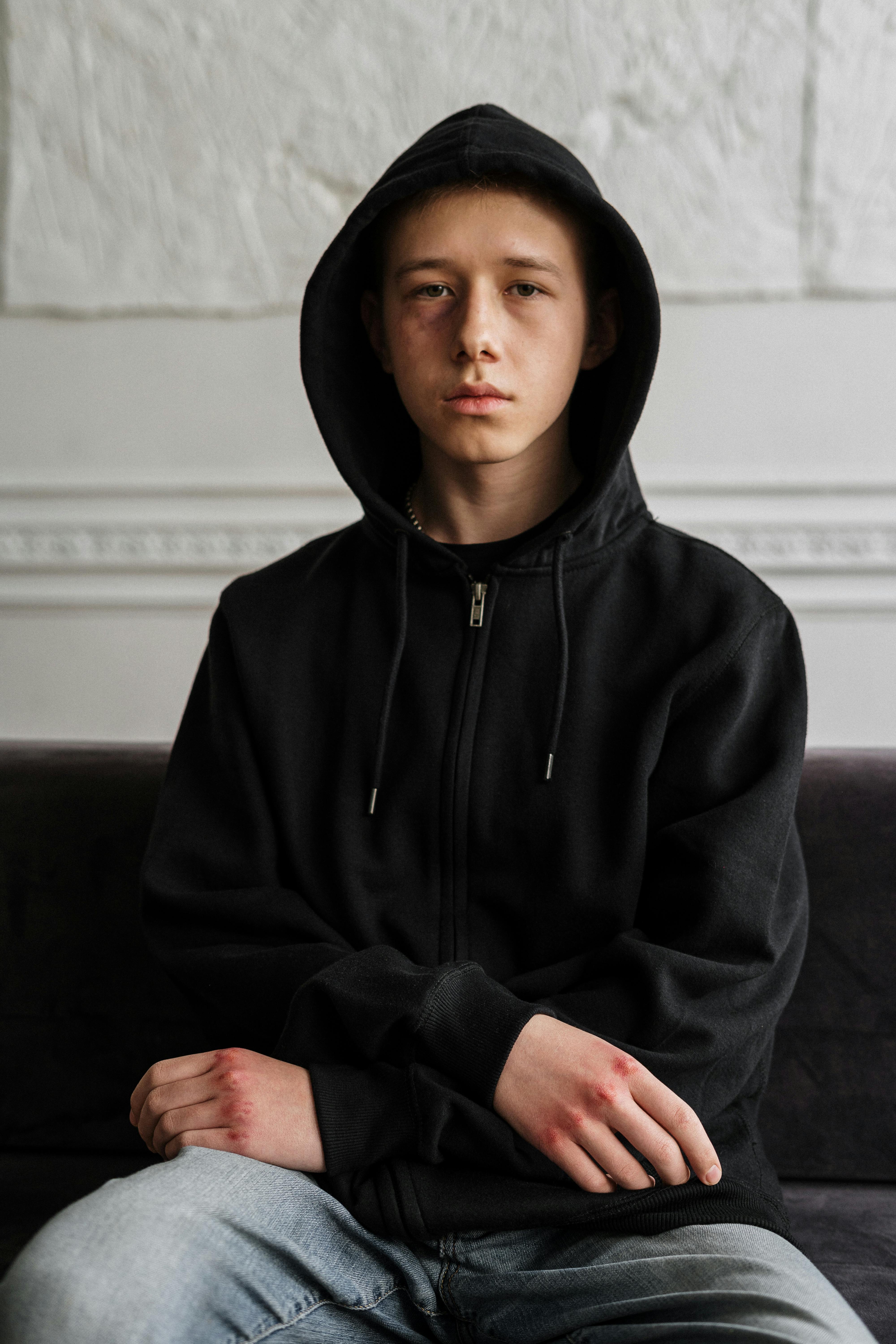 Un adolescente con aspecto serio | Fuente: Pexels