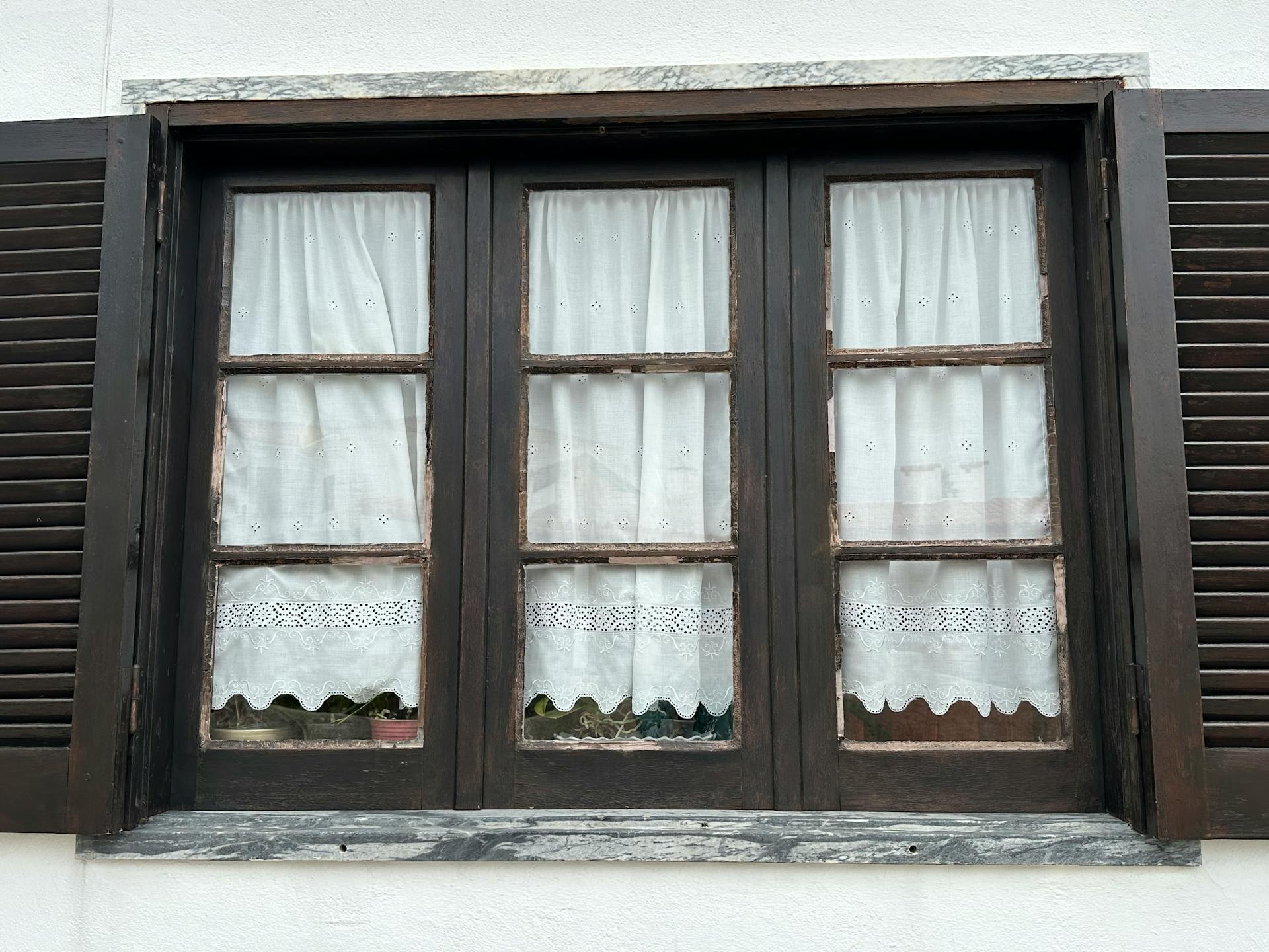 Cortinas cerradas en una ventana | Fuente: Pexels