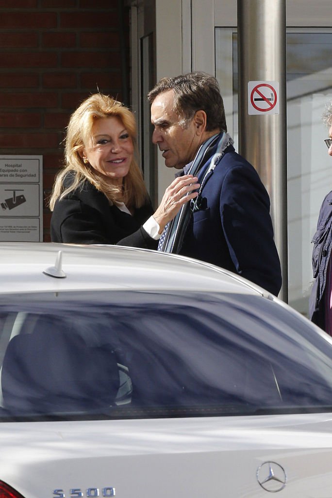 Tita Cervera y Manolo Segura visitan a Blanca Cuesta tras el nacimiento de su cuarto hijo en 2014. | Foto: Getty Images