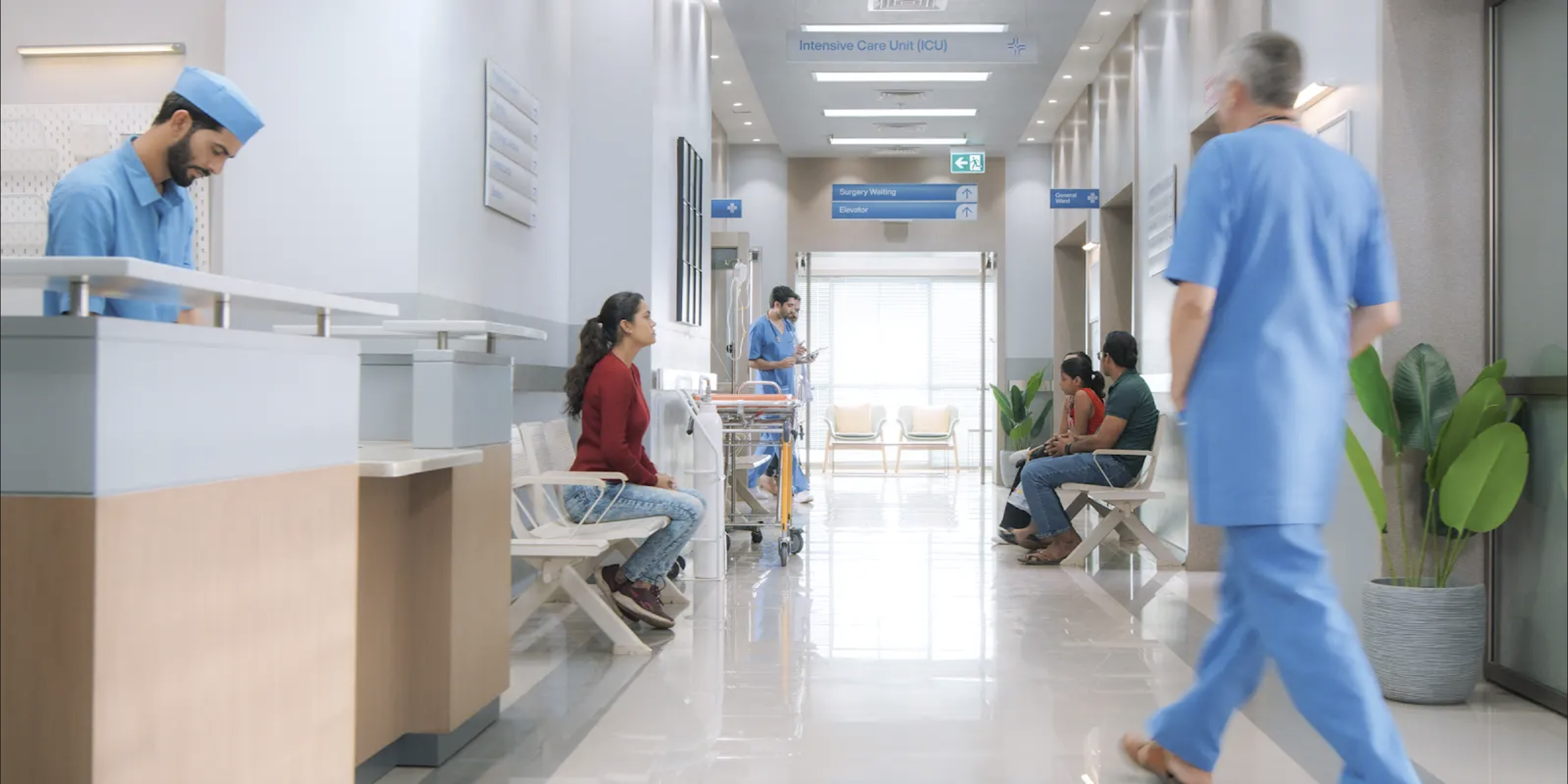 Una mujer sentada en un hospital | Fuente: Shutterstock