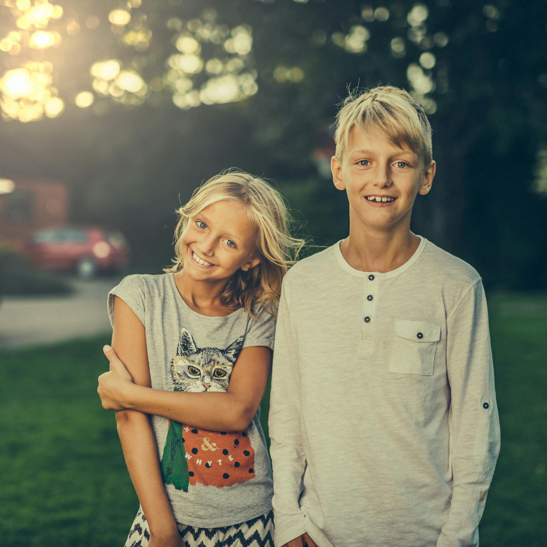 Dos niños de pie en un parque | Fuente: Pexels