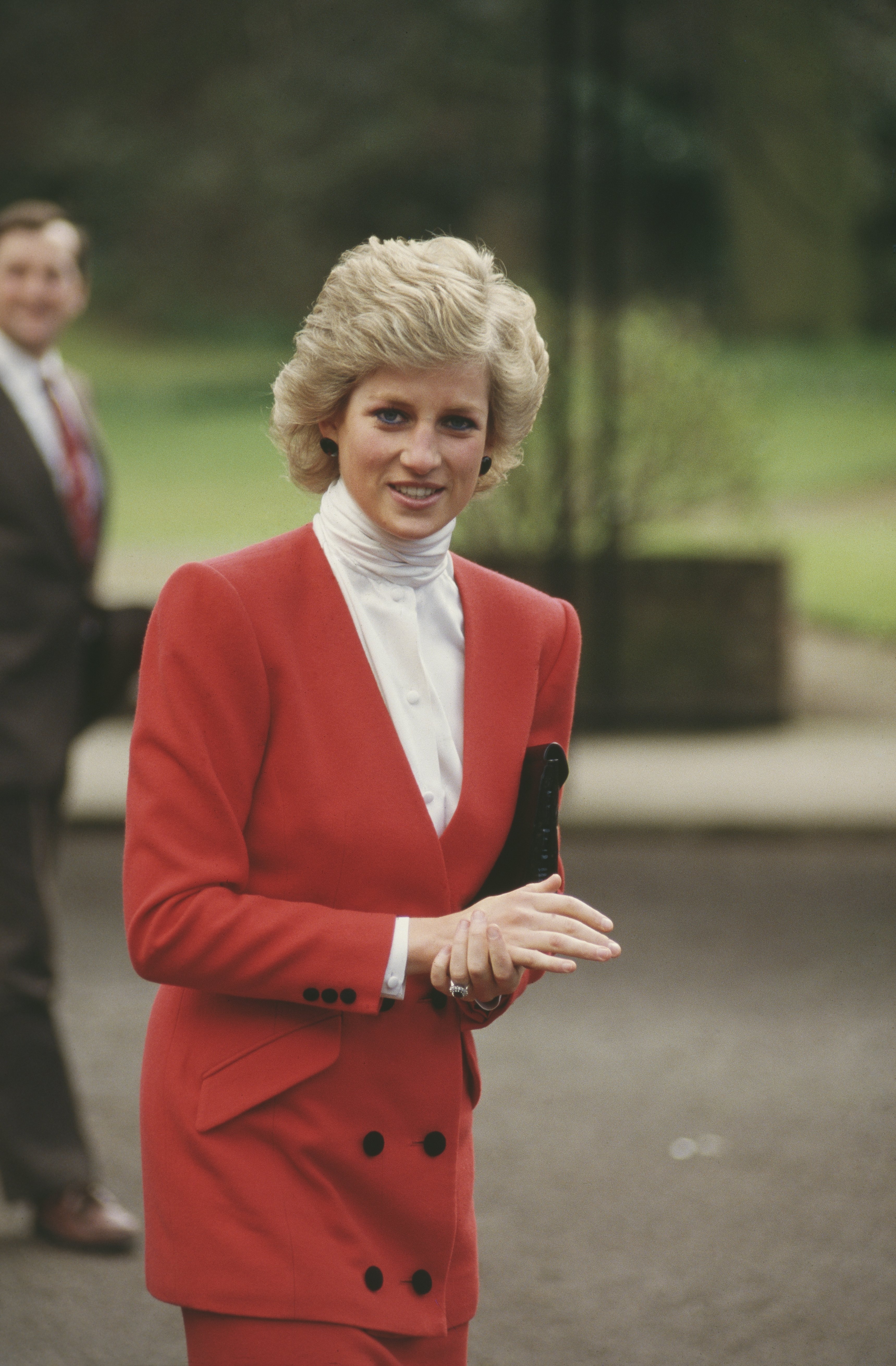 Diana, Princesa de Gales (1961 - 1997) visita Rugby in England, vistiendo un traje rojo de Catherine Walker, el 23 de marzo de 1988. | Foto: Getty Images