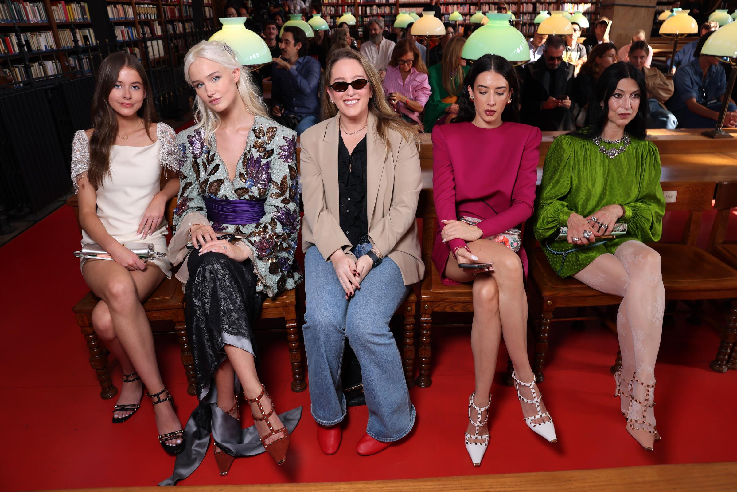 El desfile de Valentino tuvo lugar en la histórica Bibliothèque Sainte-Geneviève de París el 4 de octubre de 2026. Faith asistió al evento sin su madre, Nicole Kidman. | Fuente: Getty Images