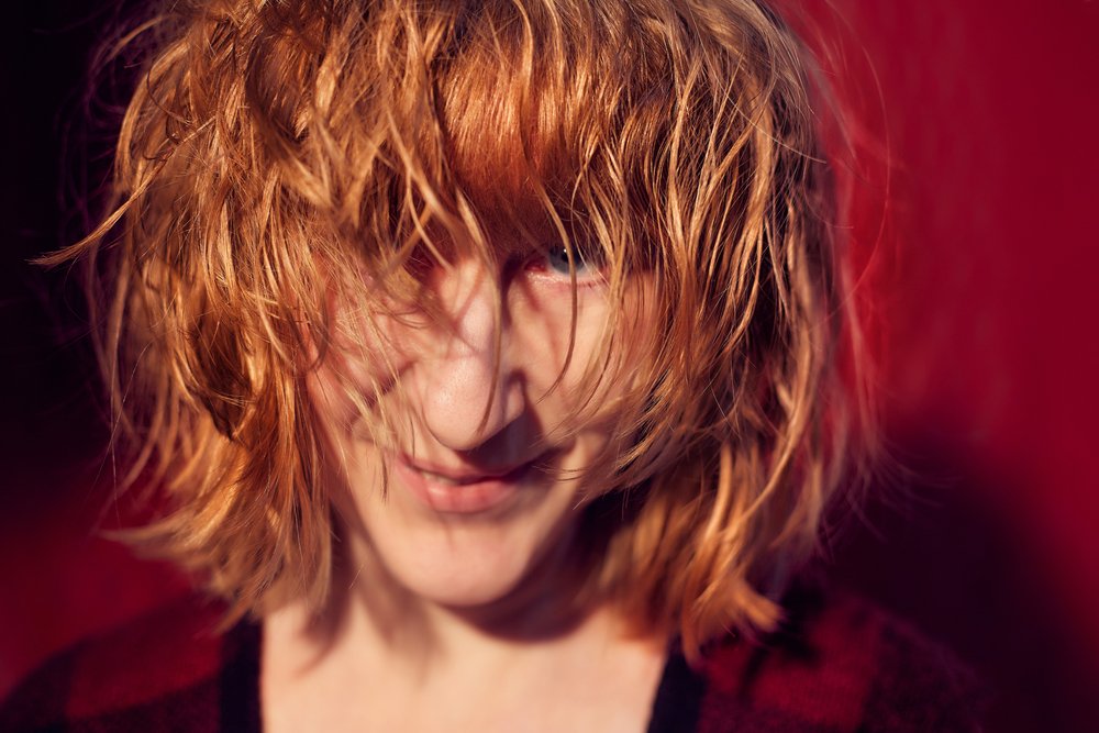 Mujer con el cabello rubio rojizo. | Foto: Shutterstock.