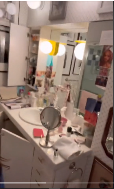 Drew Barrymore limpiando su dormitorio de un post de TikTok del 28 de febrero de 2024 | Fuente: Tiktok/@drewbarrymore