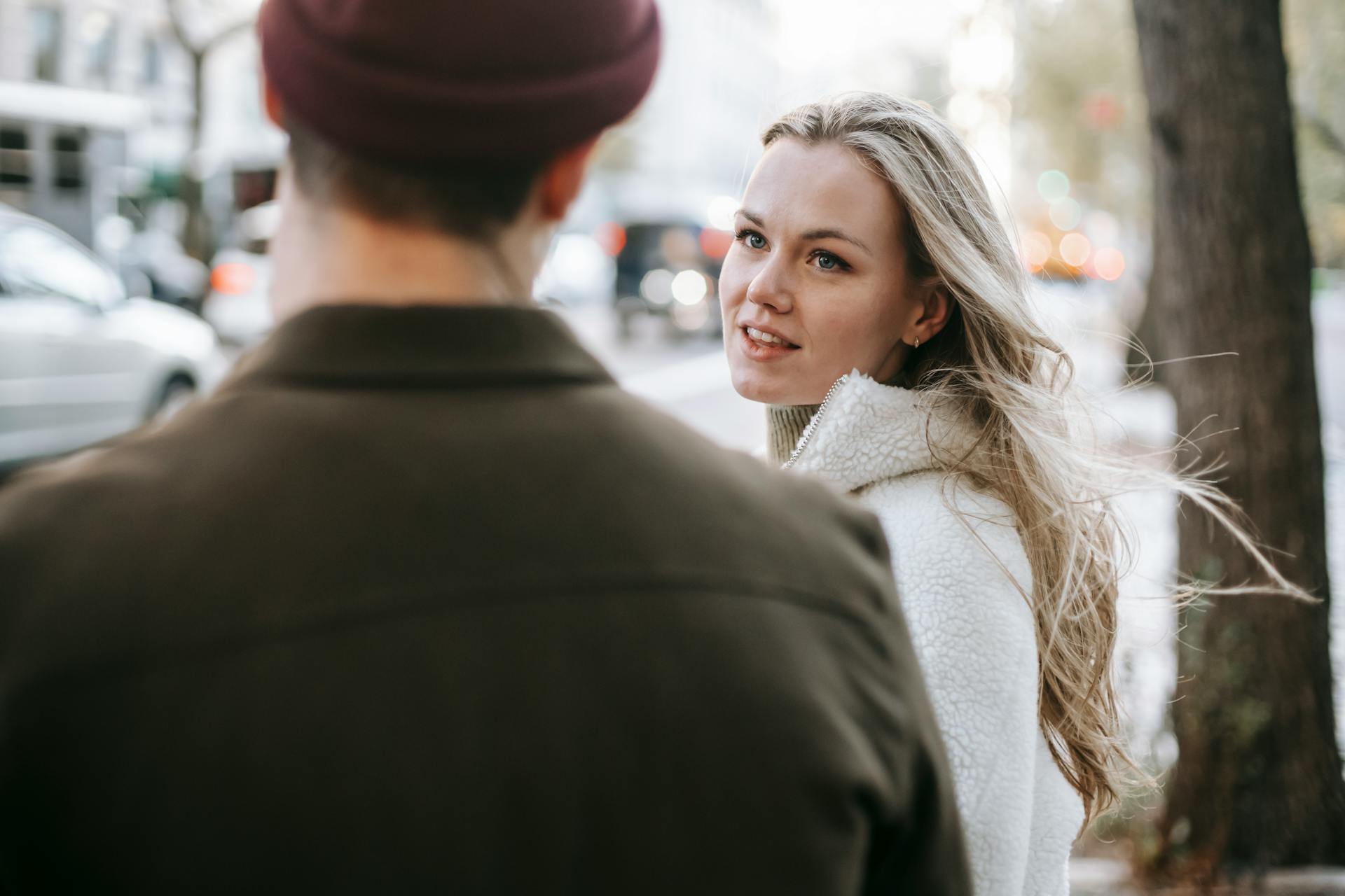 Una mujer mirando fijamente a un hombre | Fuente: Pexels