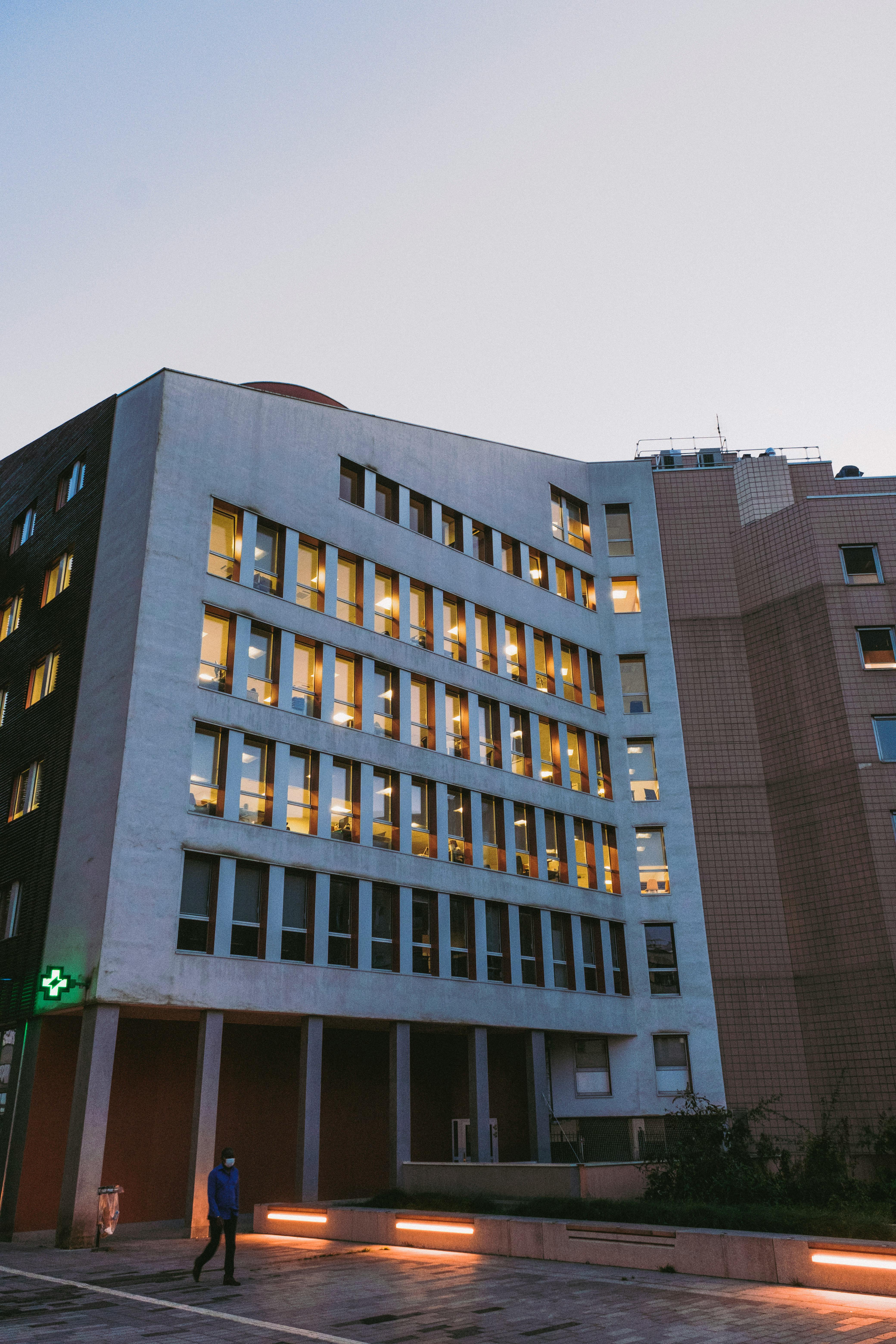 Julia llegando al hospital | Fuente: Pexels