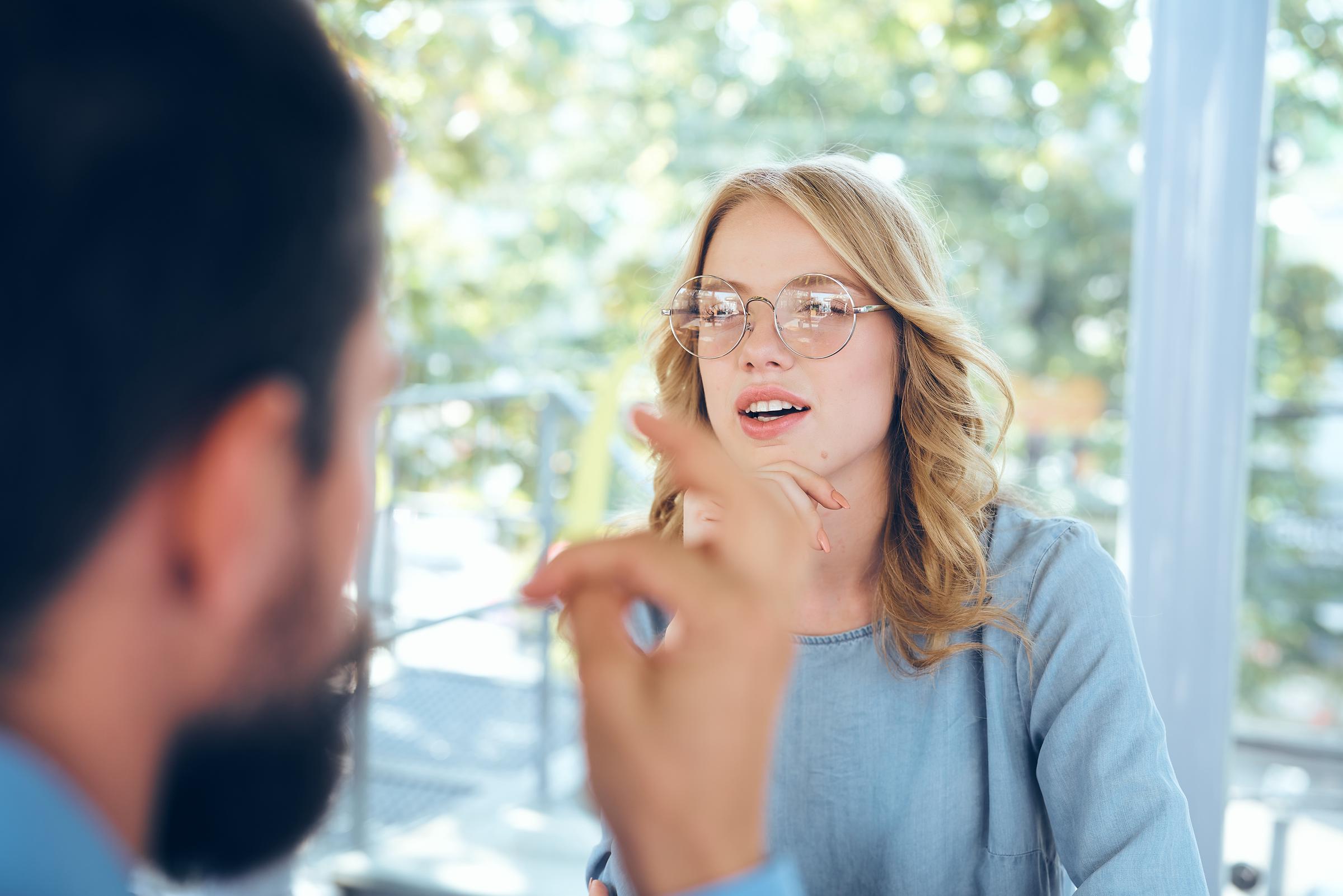 Pareja manteniendo una conversación | Fuente: Shutterstock