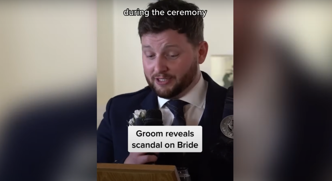 Ian Young dando su habitual discurso de boda | Fuente: YouTube / Daily Record