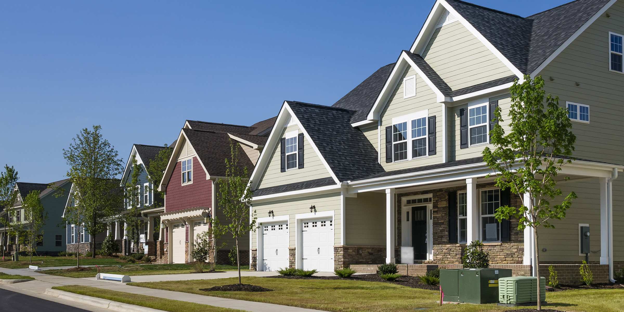 Un par de casas en un bonito vecindario | Fuente: Shutterstock