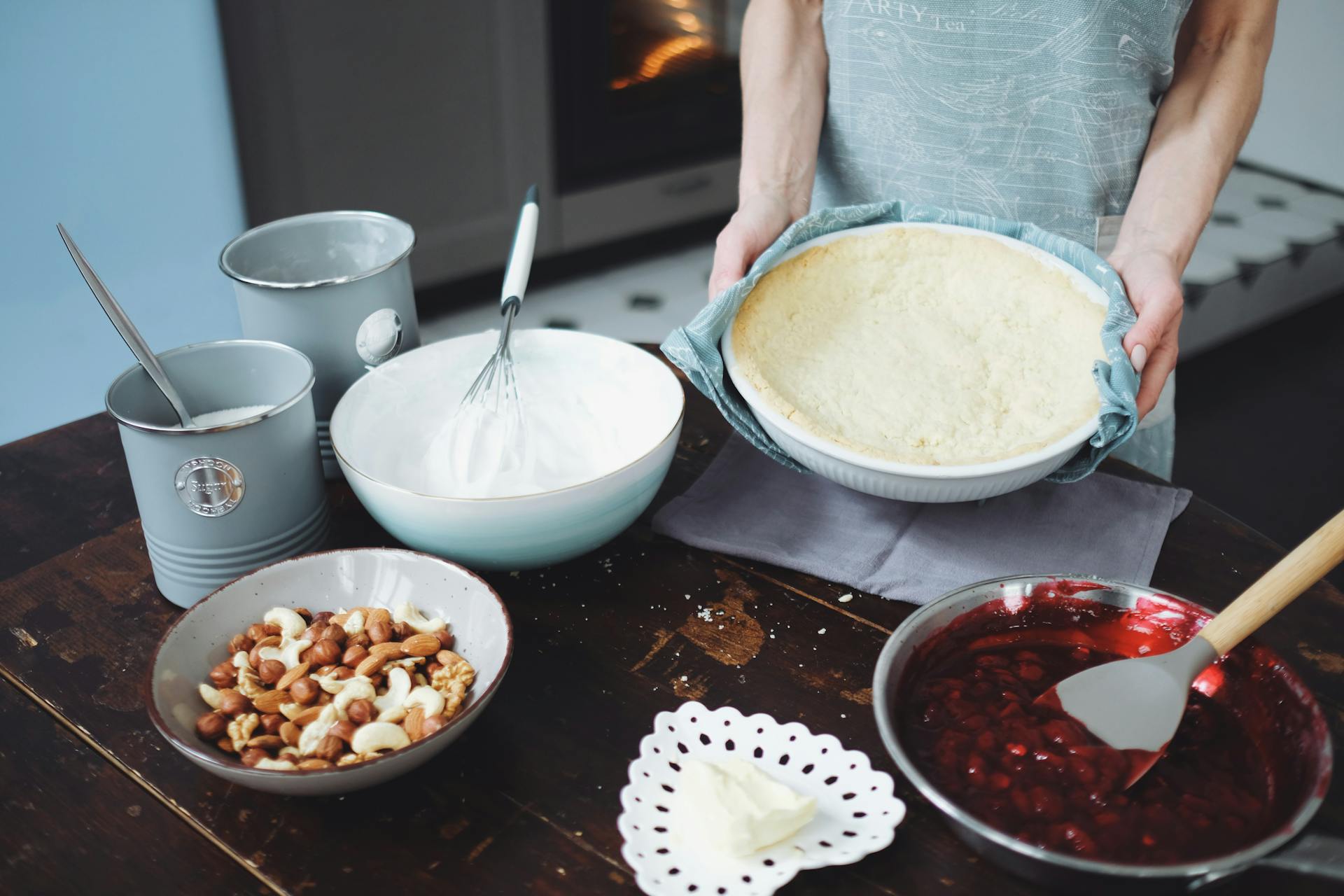 Una mujer preparando una tarta en la cocina | Fuente: Pexels