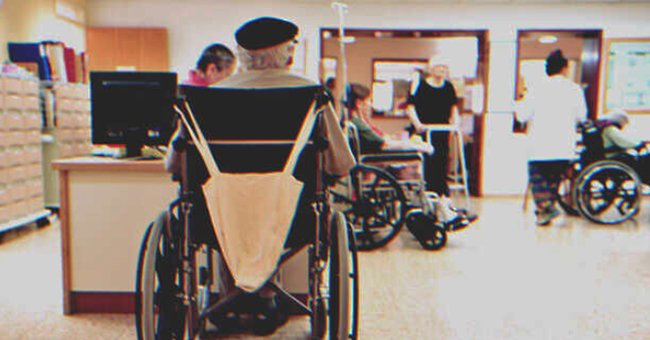 Un hombre mayor en una silla de ruedas en un asilo | Foto: Shutterstock