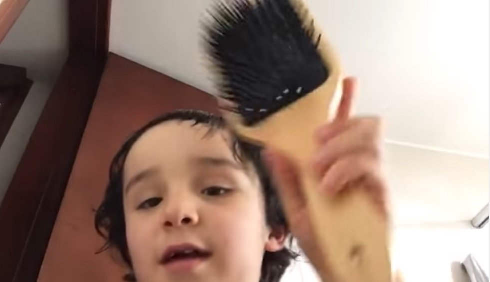 Chiquillo enseña un cepillo durante tutorial sobre cómo cortarse el cabello en tiempos de cuarentena. | Foto: Facebook/Francisco Ramirez