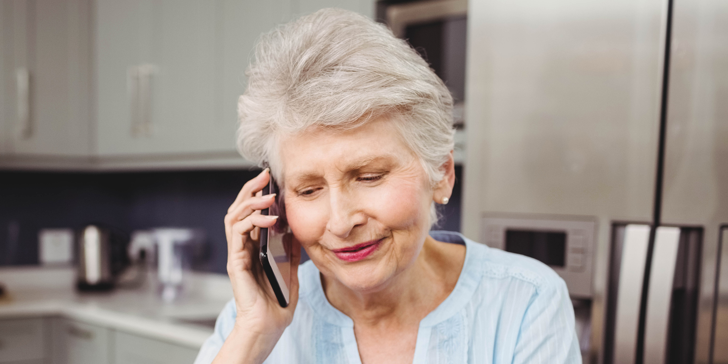 Una mujer mayor hablando por teléfono | Fuente: Shutterstock