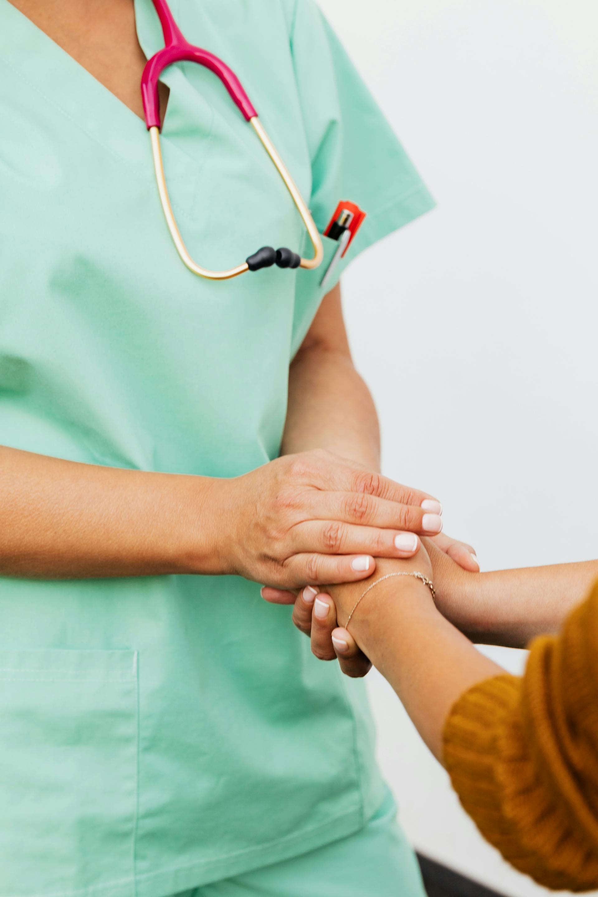 Una enfermera consolando a un paciente | Fuente: Pexels