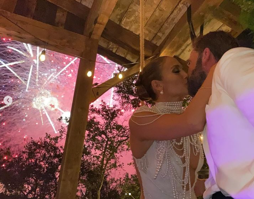 Jennifer Lopez y Ben Affleck comparten un beso el día de su boda, publicada en agosto de 2023 | Fuente: Instagram/jlo