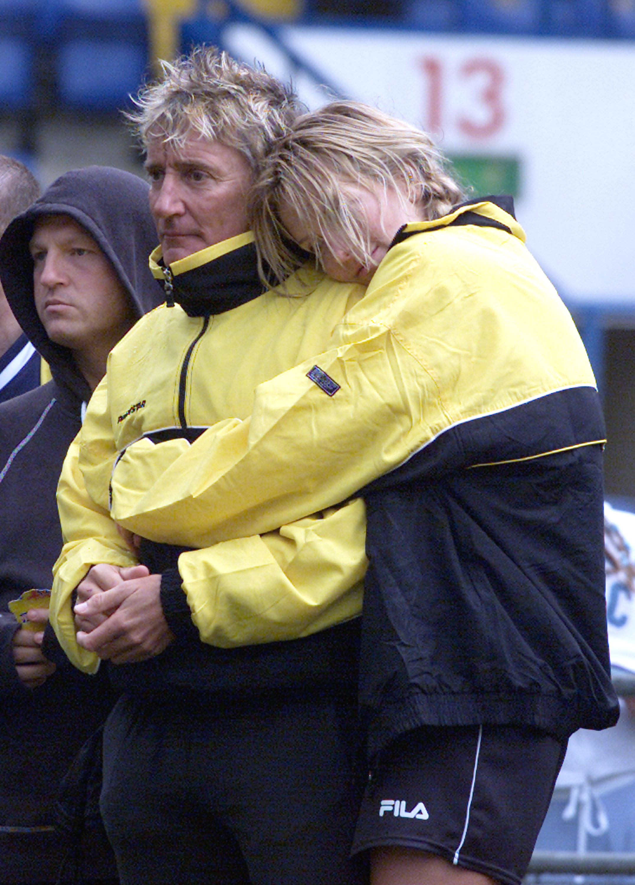 Sir Rod Stewart y Penny Lancaster en el evento Music Industry Soccer Six games el 26 de mayo de 2002, en Londres, Inglaterra. | Fuente: Getty Images