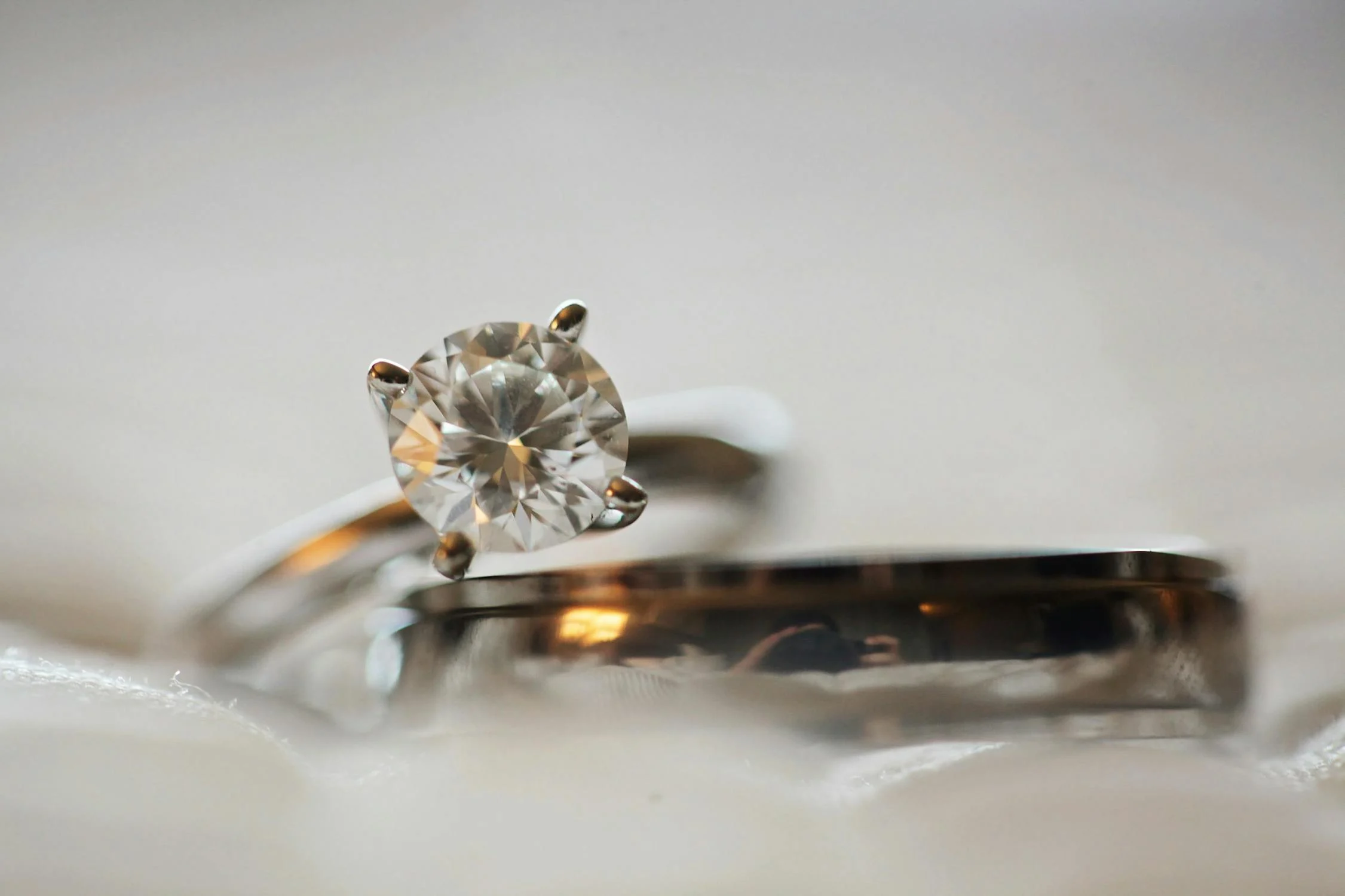 Un anillo con un diamante | Fuente: Pexels