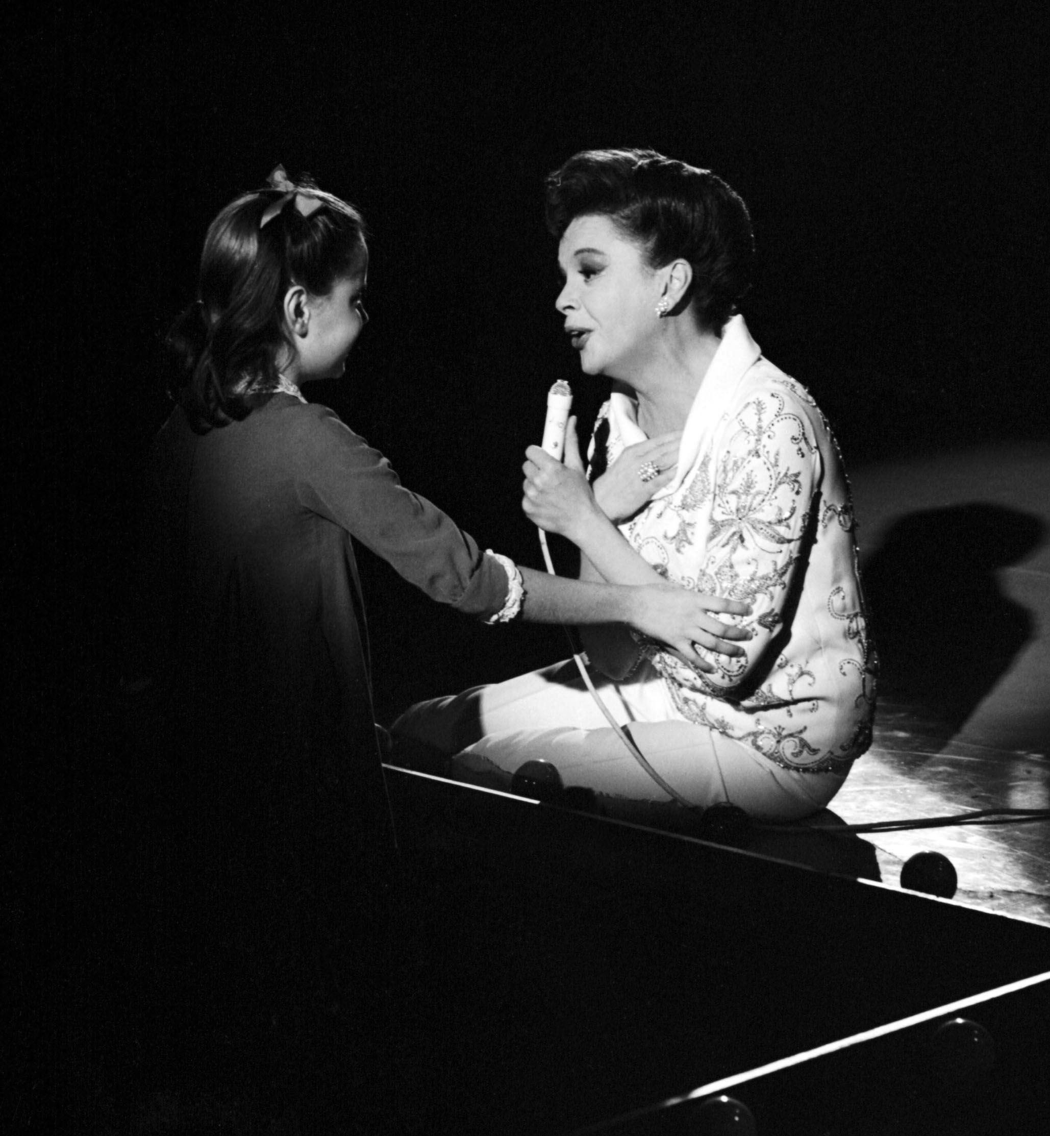 La actriz y Judy Garland en "The Judy Garland Show" el 24 de enero de 1964, en Los Ángeles, California | Fuente: Getty Images