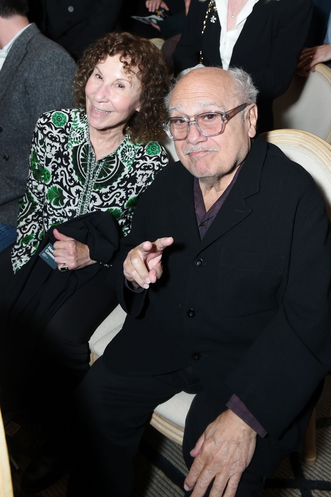 Rhea Perlman y Danny DeVito en la 6ª Gala Benéfica Anual de Los Ángeles el 12 de marzo de 2024, en Beverly Hills, California | Fuente: Getty Images