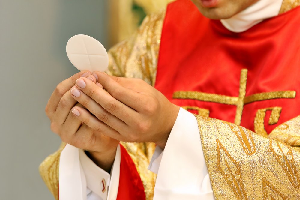 Sacerdote dando una misa.| Fuente: Shutterstock