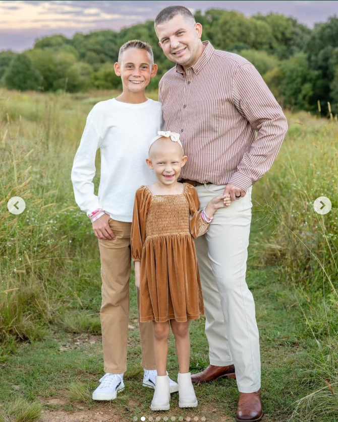 Dylan Franklin posa con Noelle y su hermano, con fecha del 15 de junio de 2025 | Fuente: Instagram/dfrank