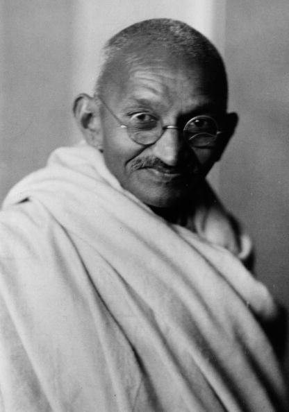 Un retrato del líder nacionalista indio Mohandas Karamchand Gandhi (1869-1948), conocido popularmente como Mahatma Gandhi, cuya política de manifestación pacífica llevó a la India del dominio británico a la independencia, 1941. | Fuente: Getty Images.