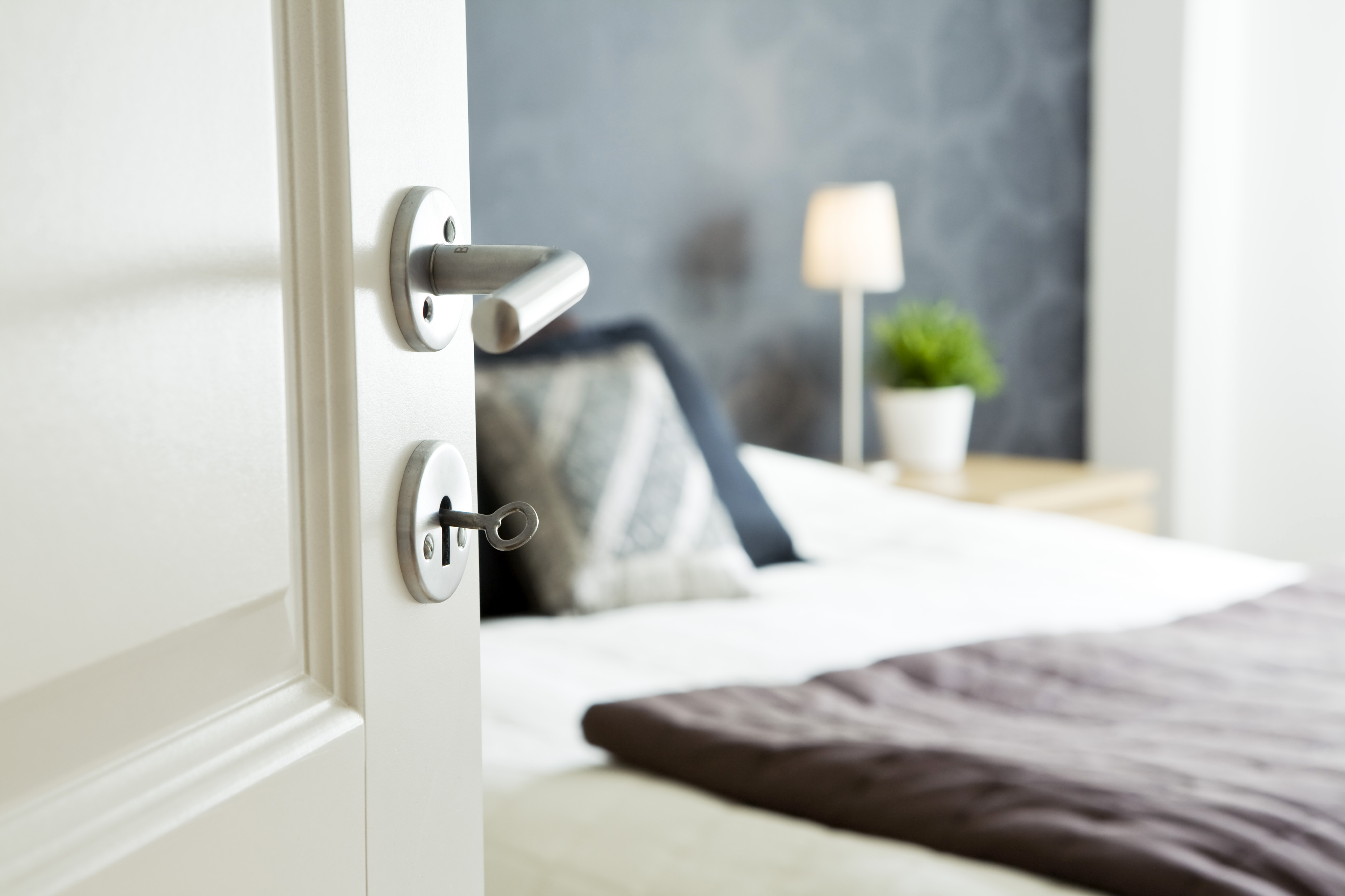 Una puerta de dormitorio abierta con llave | Foto: Getty Images