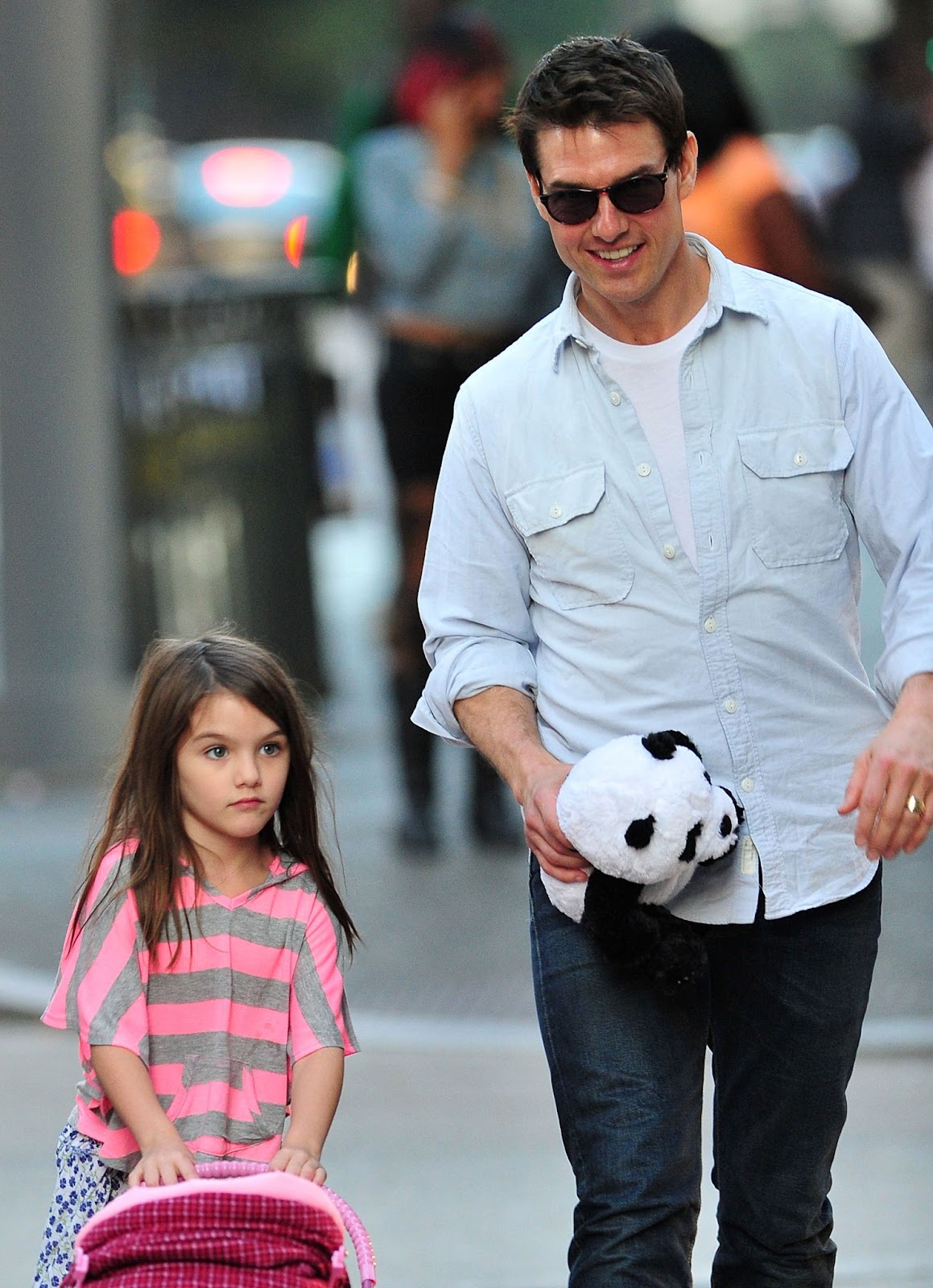 El 8 de octubre de 2011, Tom Cruise y su hija fueron vistos paseando por las calles de Pittsburgh, Pensilvania. Momentos como éste eran raros para la pareja padre-hija, cuya relación pronto se vería afectada por las creencias religiosas del actor | Fuente: Getty Images