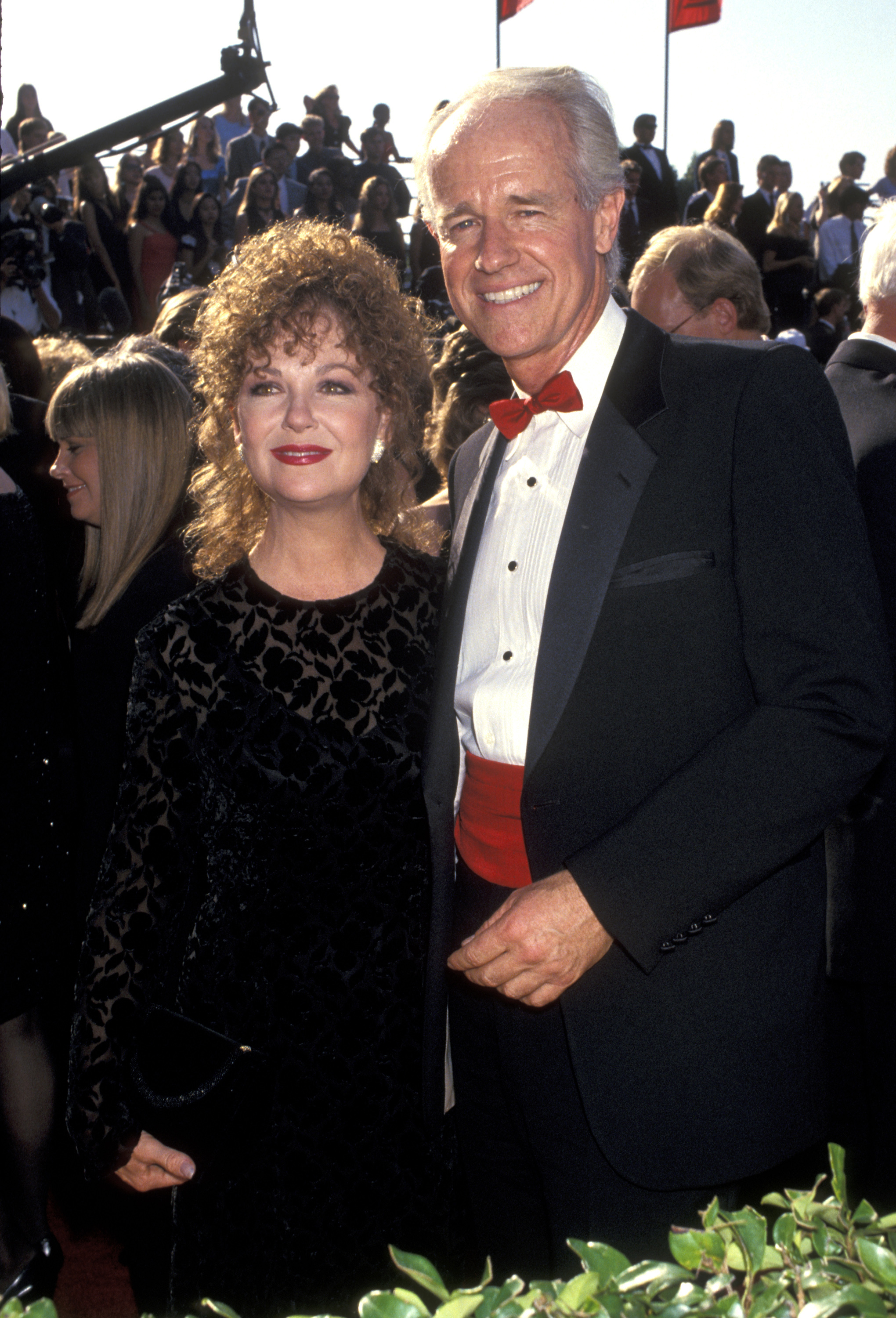 Shelley Fabares y Mike Farrell durante la 45ª edición de los premios Primetime Emmy el 19 de septiembre de 1993, en Pasadena, California | Fuente: Getty Images