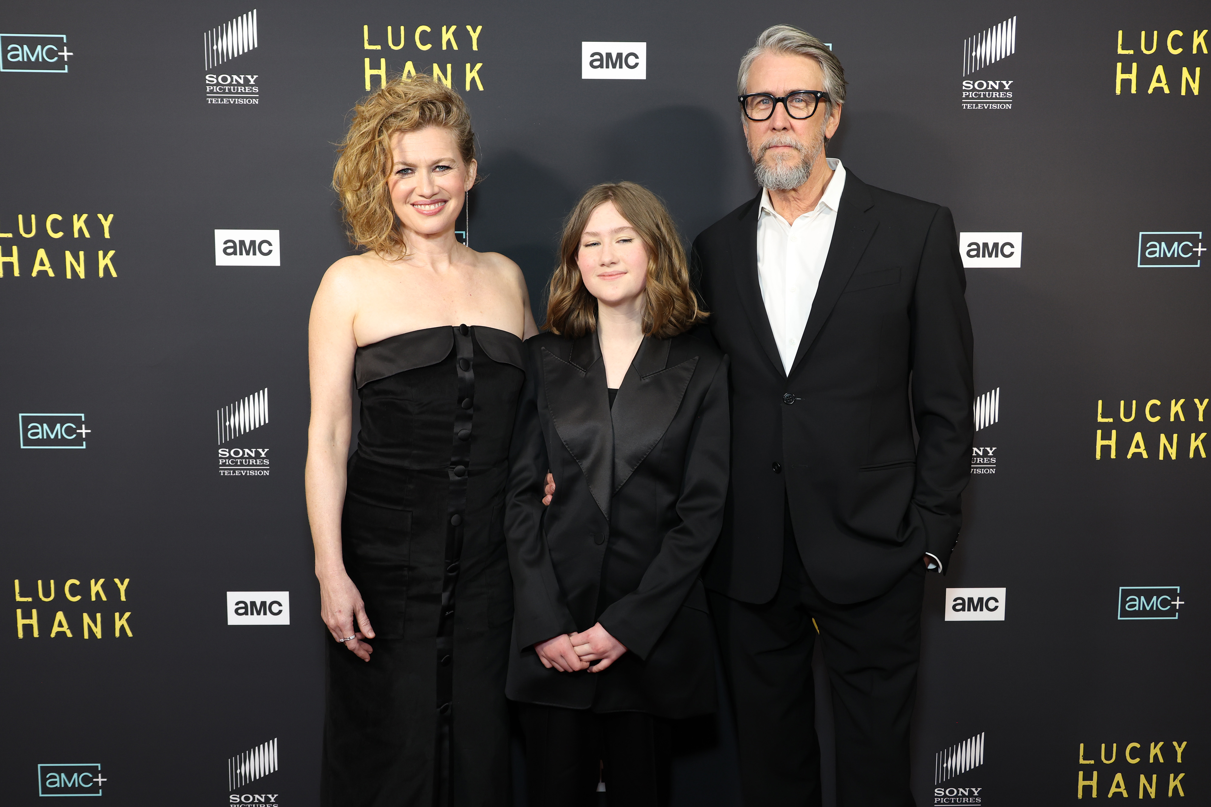 Mireille Enos, Vesper Ruck y Alan Ruck en el estreno en Los Ángeles de la serie de AMC Network "Lucky Hank" en Beverly Hills en West Hollywood, California, el 15 de marzo de 2023 | Fuente: Getty Images